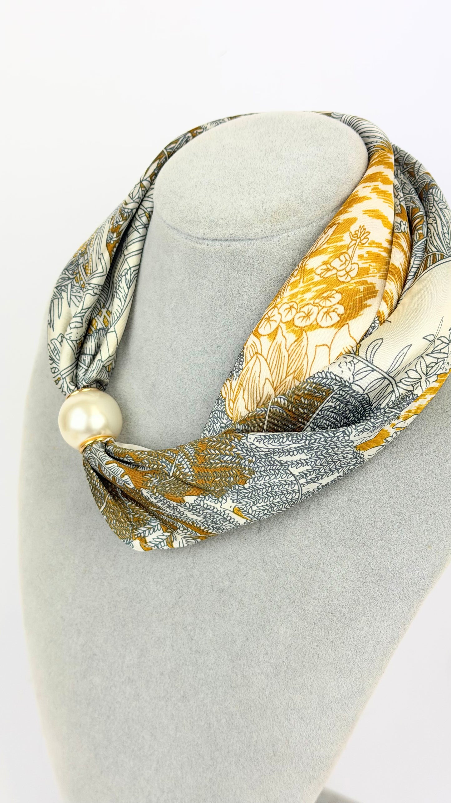 Lenço estampado floral tons amarelo e creme