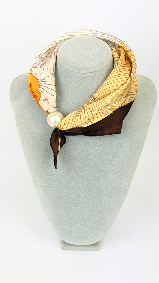 Lenço amarelo e creme com detalhes laranja e castanho