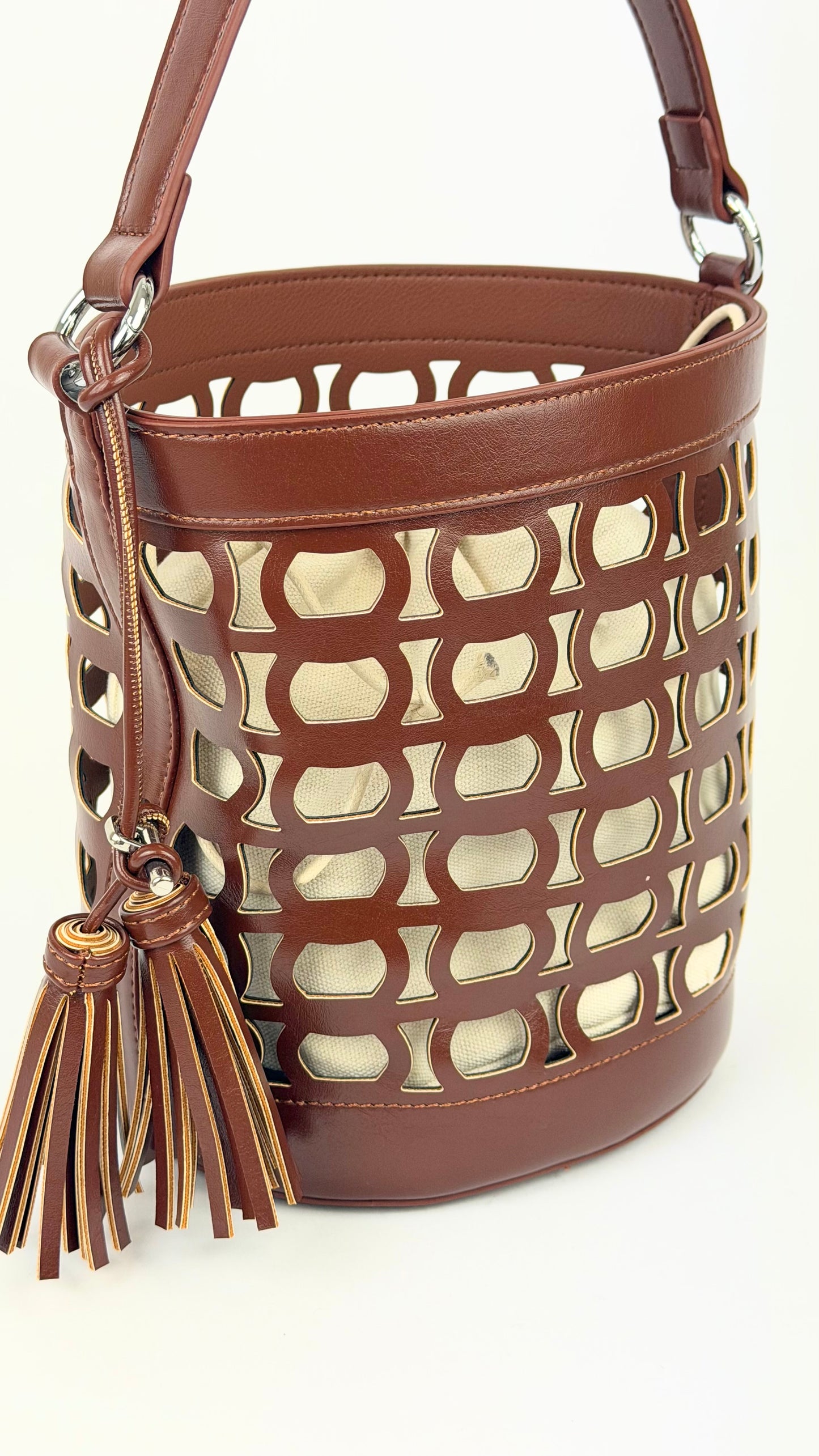 Carteira bucket castanho-claro perfurado