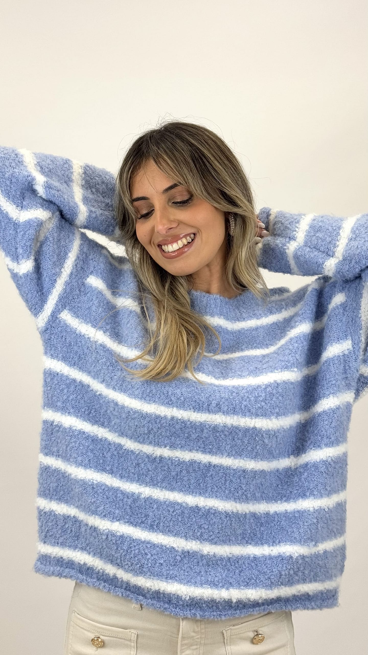 Camisola malha fofa azul-celeste com risca branca