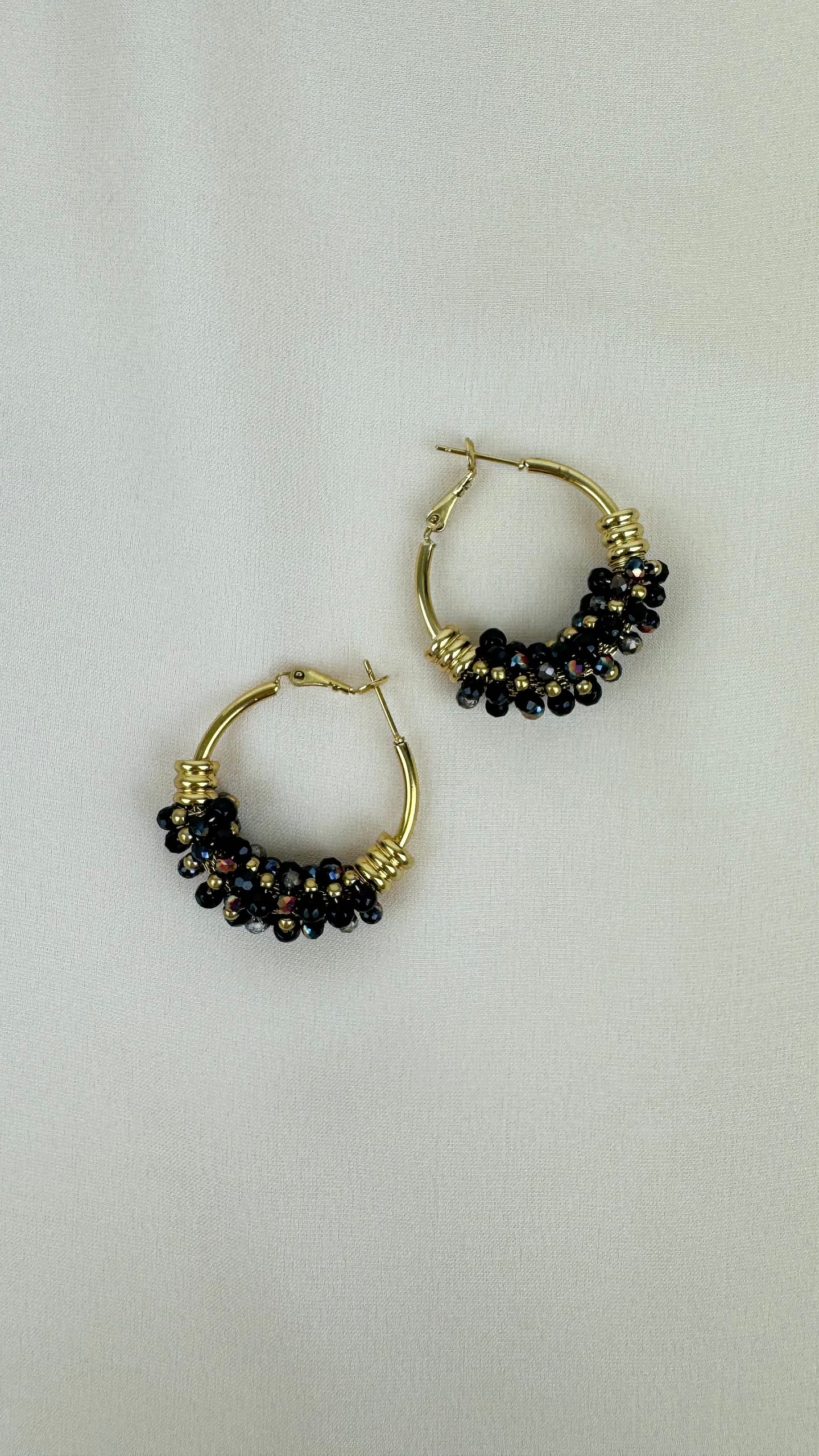 Argolas aço dourado com missangas preto