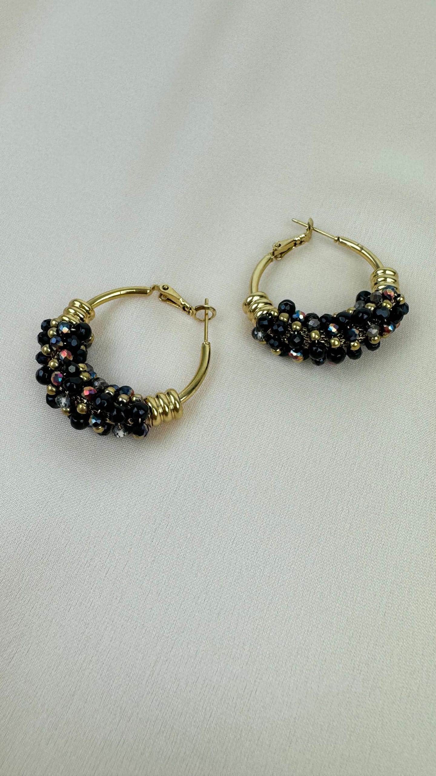 Argolas aço dourado com missangas preto