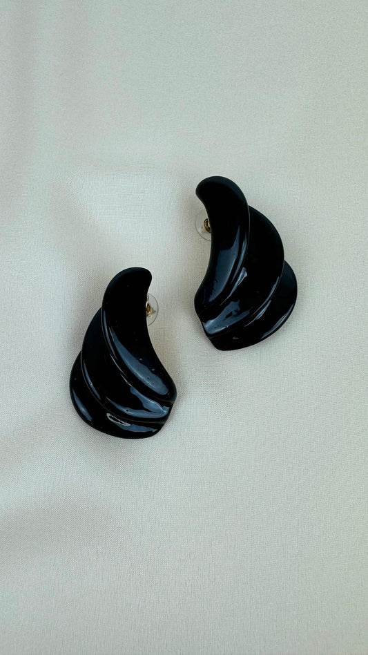 Brincos em acrílico preto