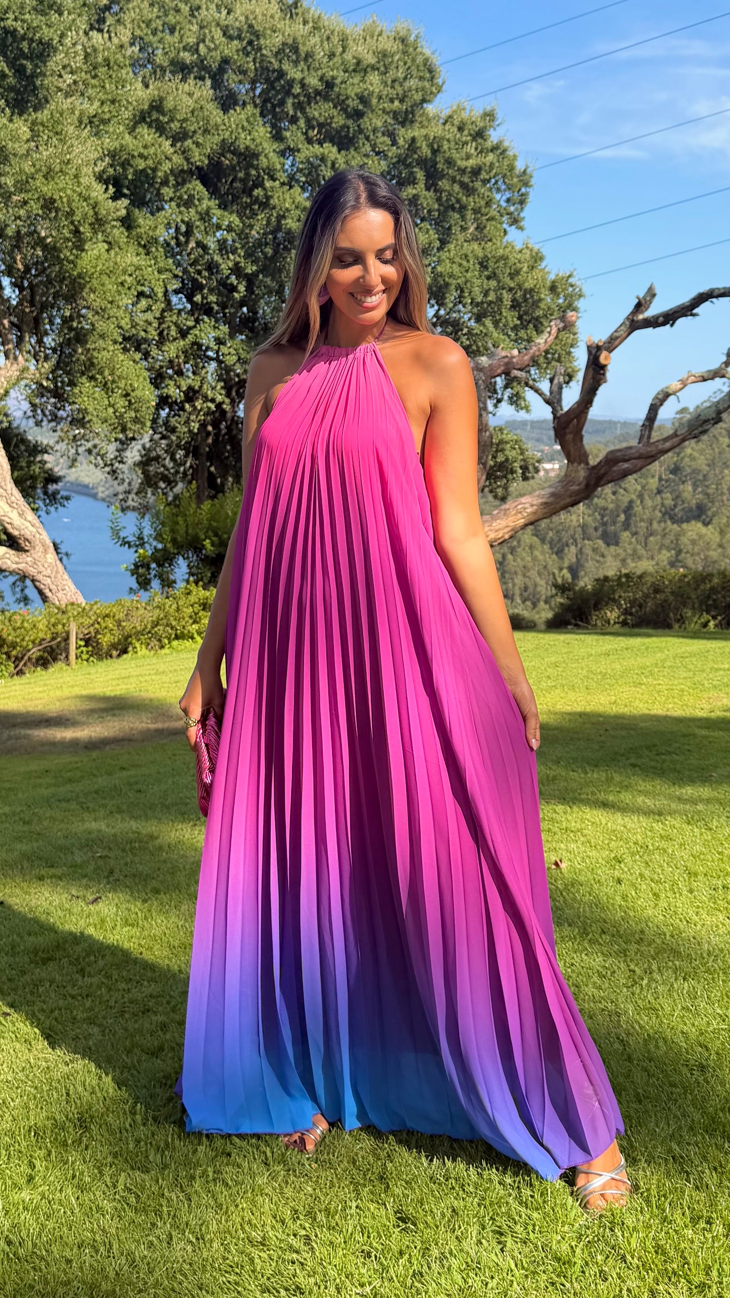 Vestido plissado degradé rosa, violeta e azul