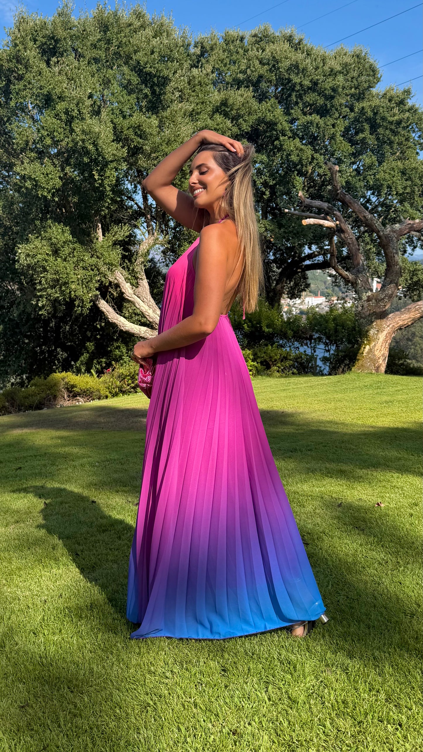 Vestido plissado degradé rosa, violeta e azul