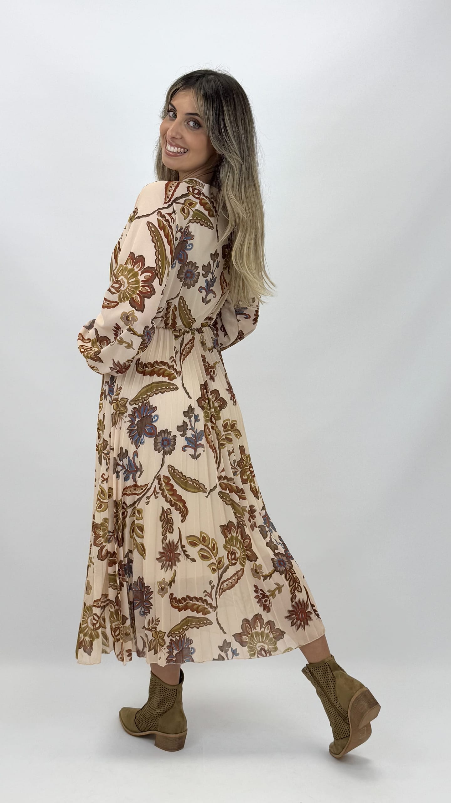 Vestido midi saia plissada estampado tons terra e azul