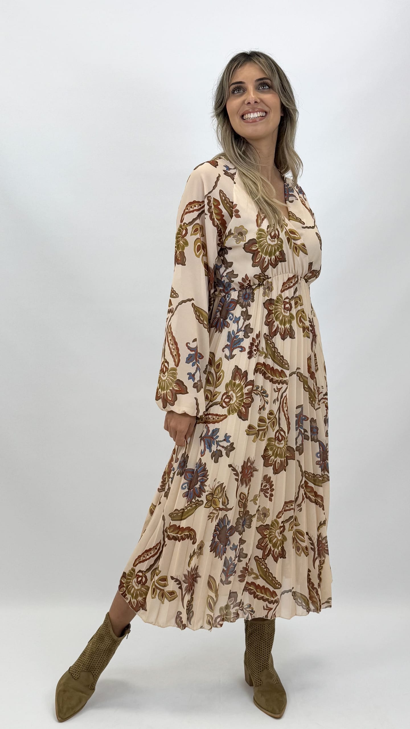 Vestido midi saia plissada estampado tons terra e azul
