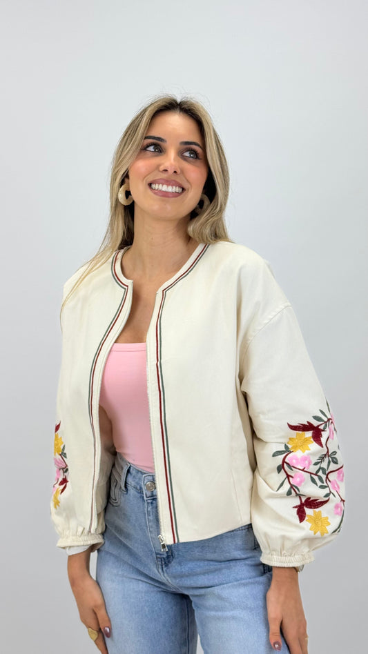 Bomber tecido bege com bordados mangas