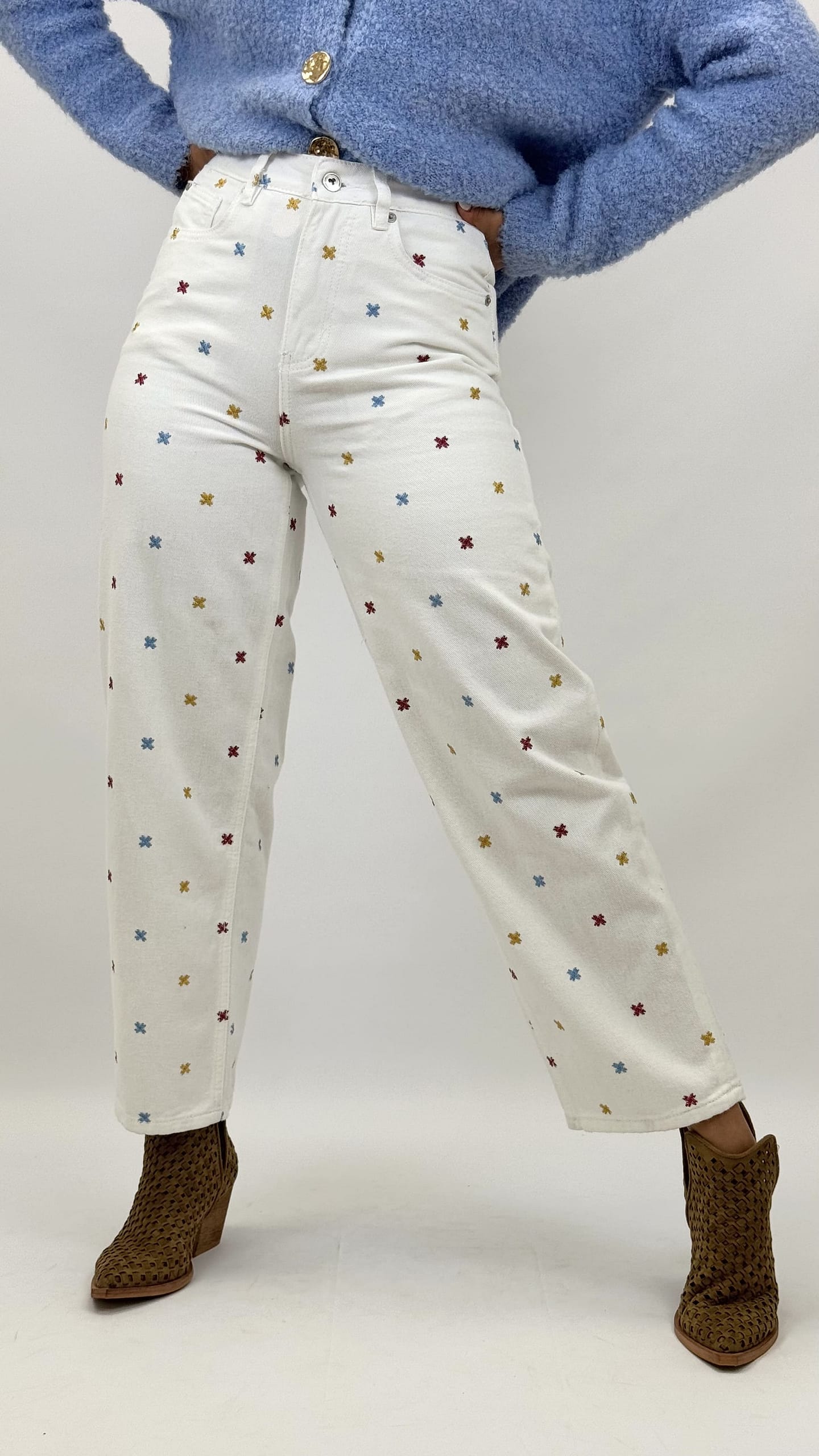 Calças mom-fit sarja pérola com bordados coloridos