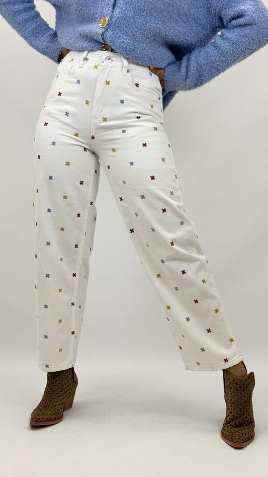 Calças mom-fit sarja pérola com bordados coloridos