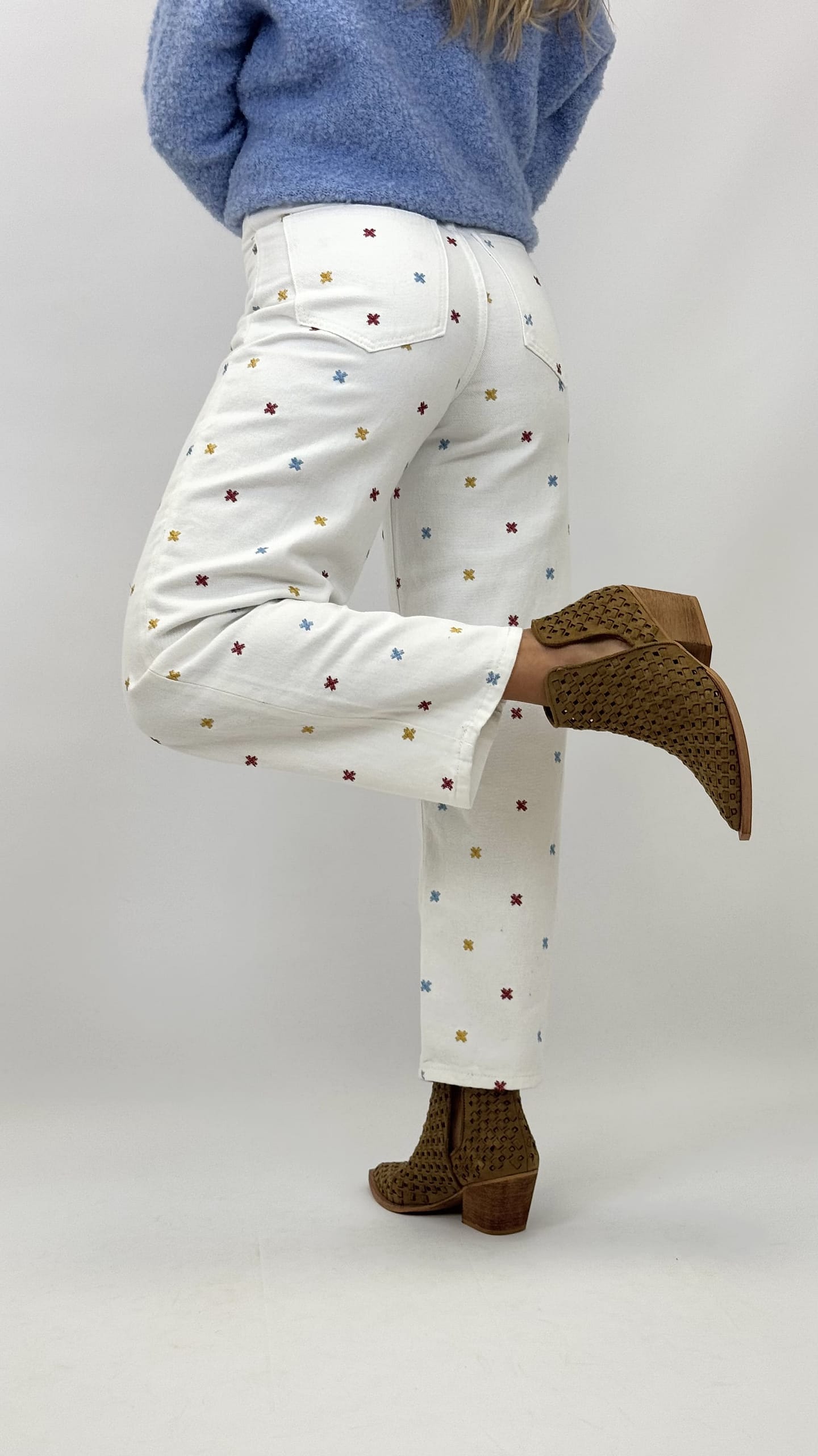 Calças mom-fit sarja pérola com bordados coloridos