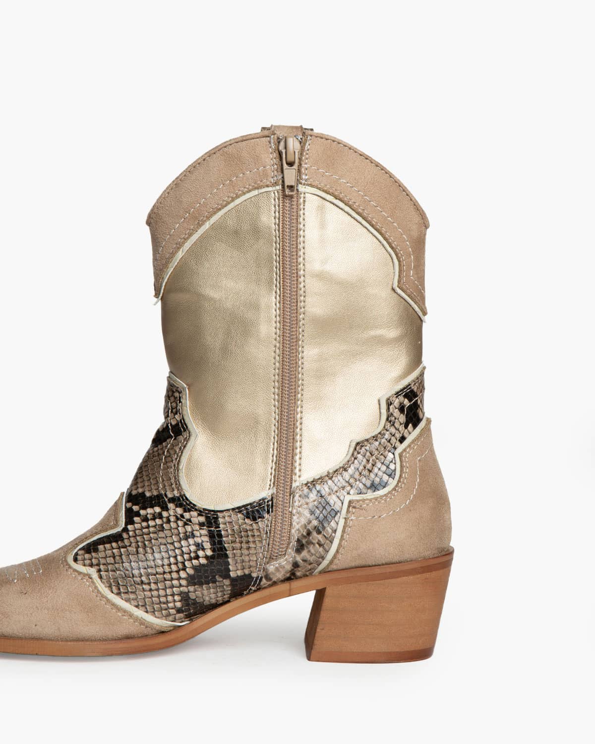 Bota texana rasa com tons de bege e dourado