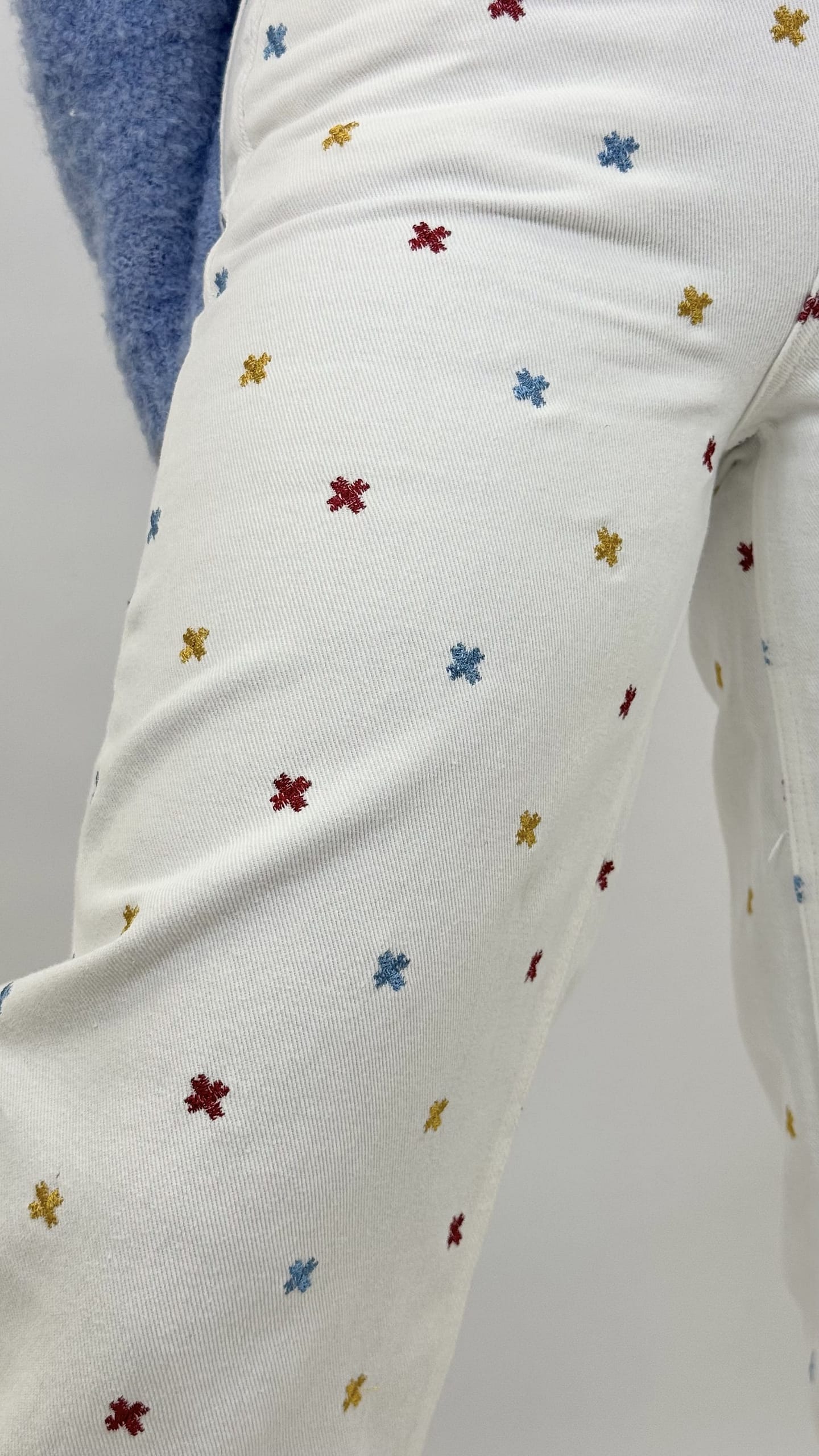 Calças mom-fit sarja pérola com bordados coloridos