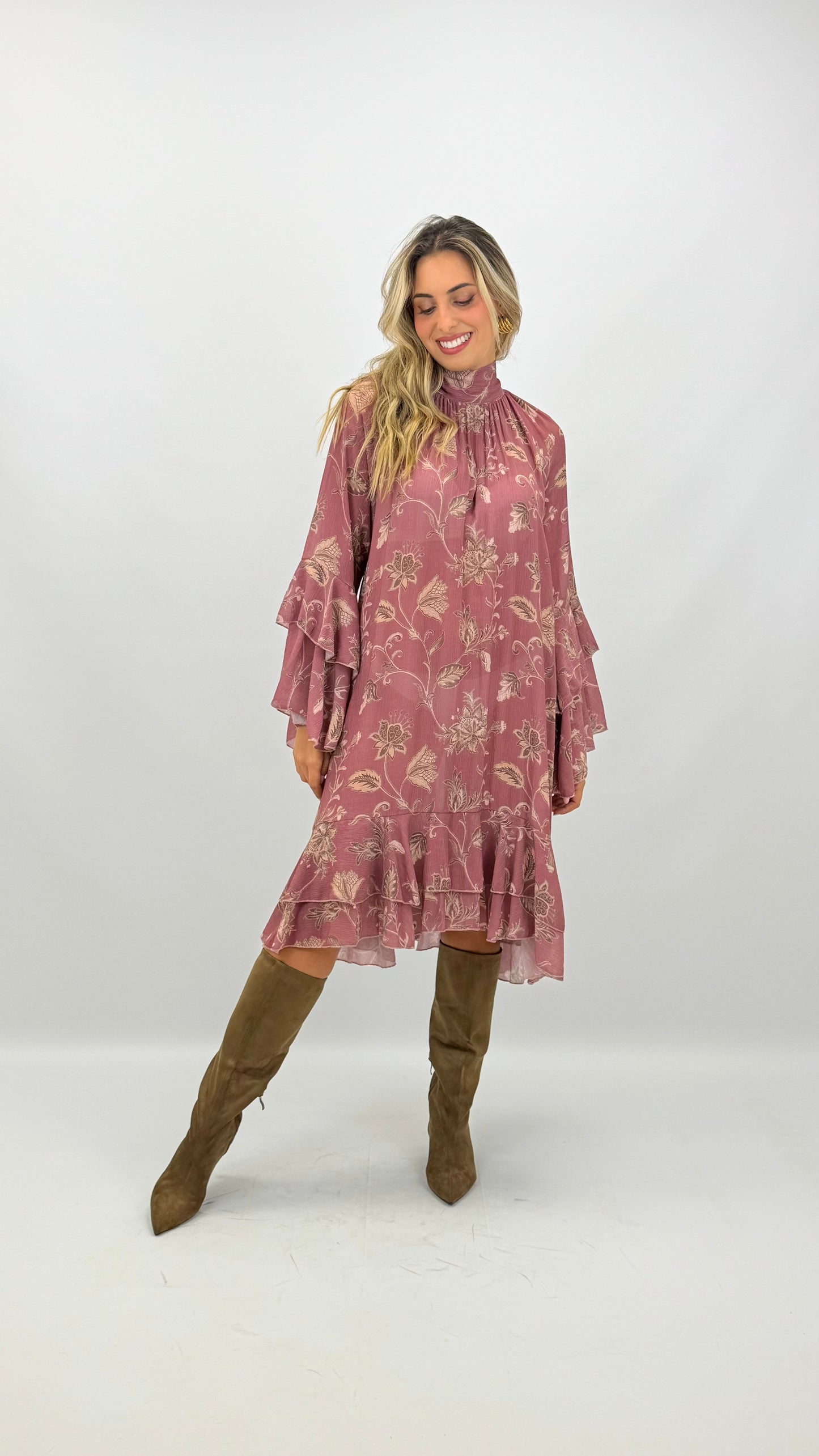 Vestido rosa-velho com estampado floral bege