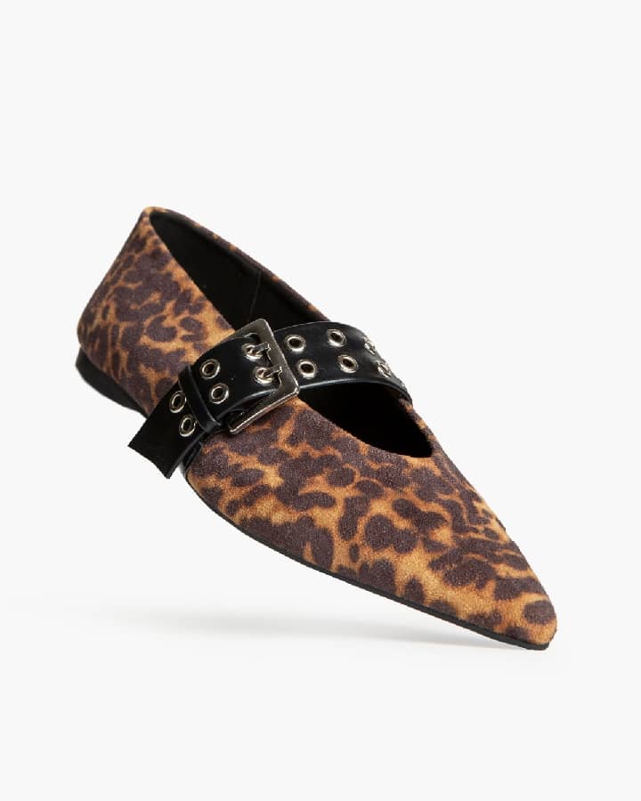 Sapato raso leopardo com fivela