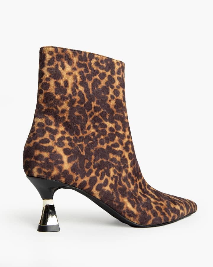 Botim leopardo com tacão metalizado