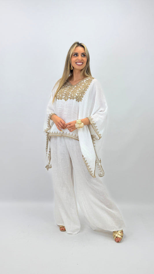 Túnica branco com bordados dourados