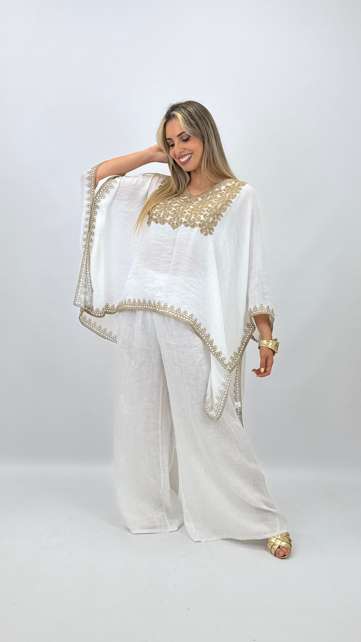 Túnica branco com bordados dourados