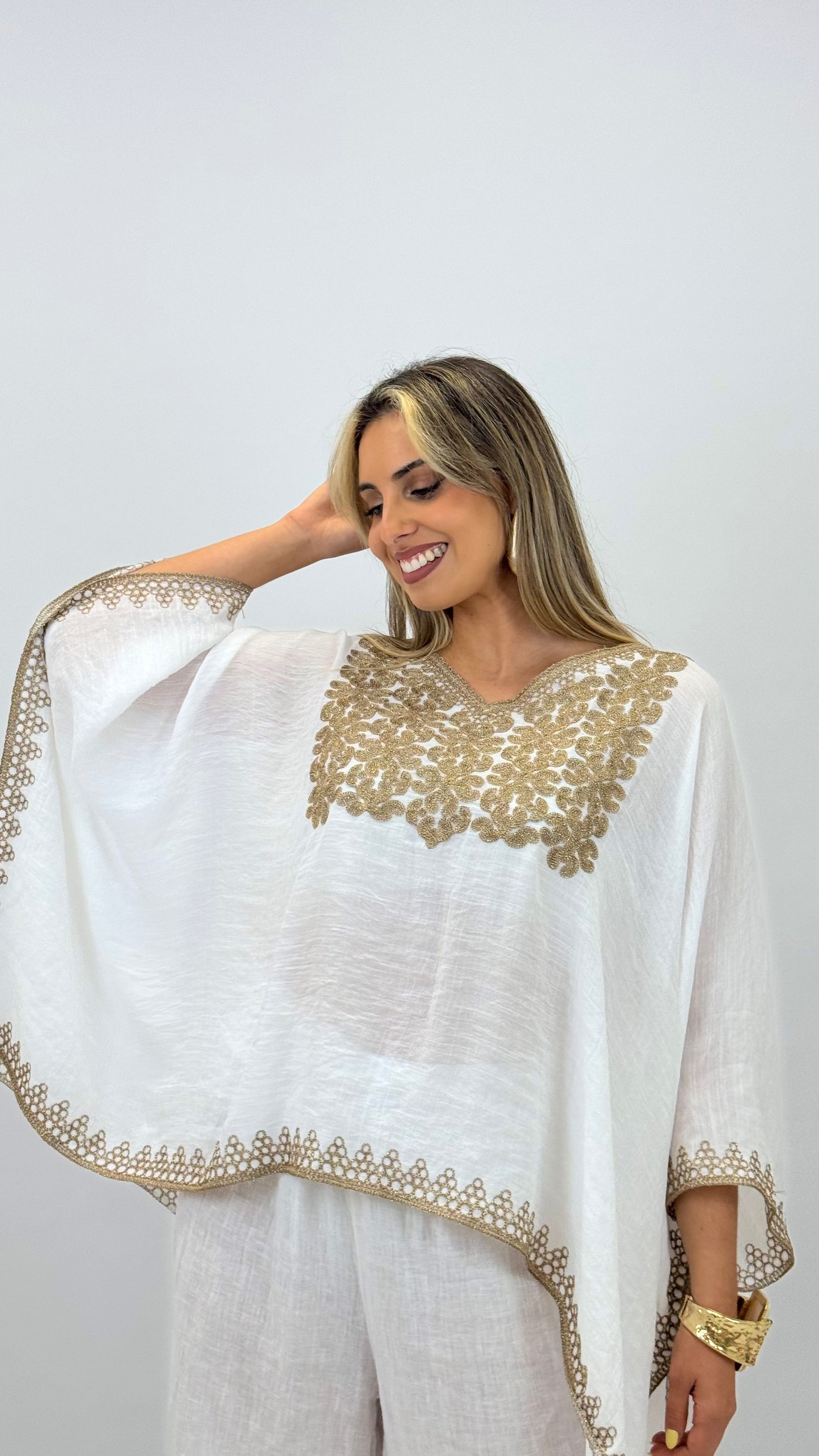Túnica branco com bordados dourados