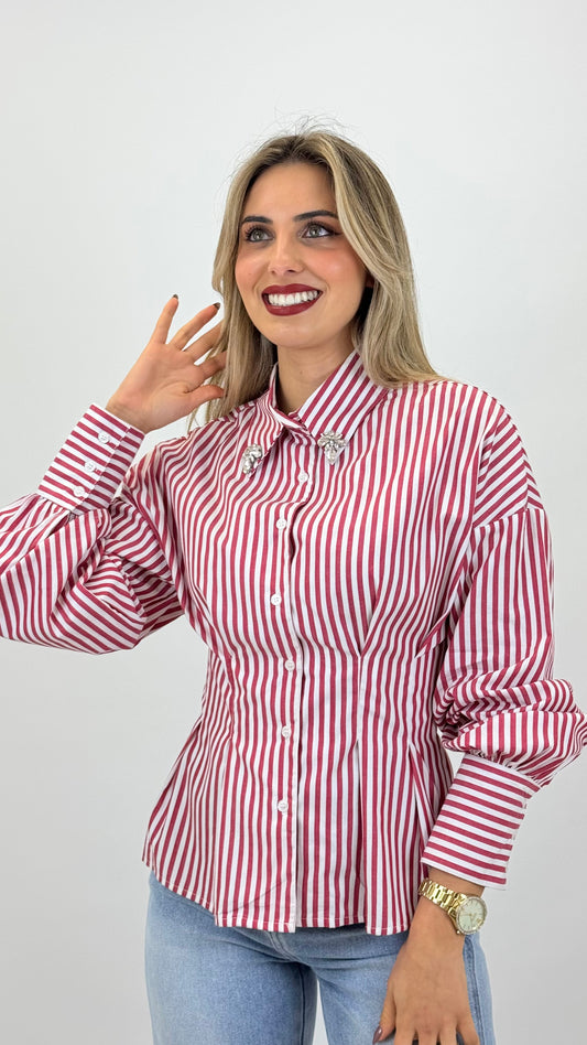 Camisa risca vermelho e branco cintada com pormenor gola