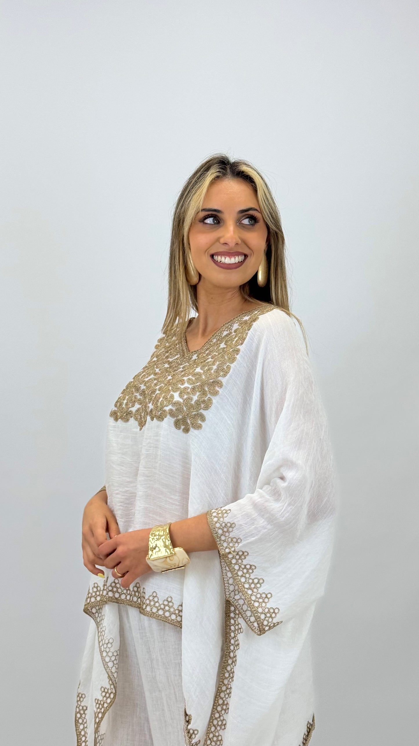 Túnica branco com bordados dourados