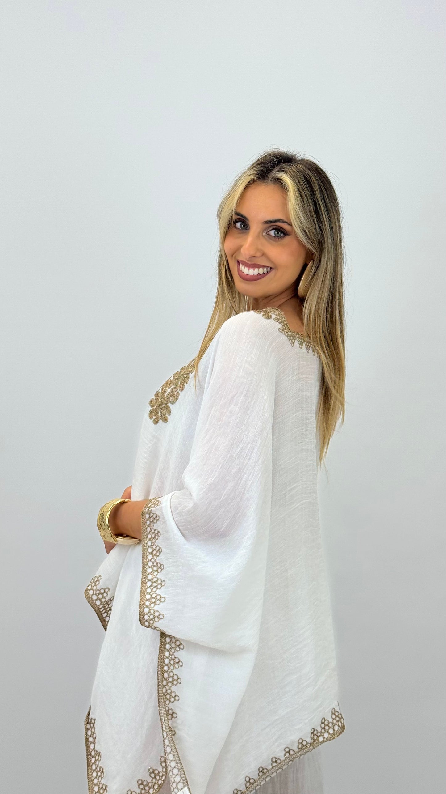 Túnica branco com bordados dourados