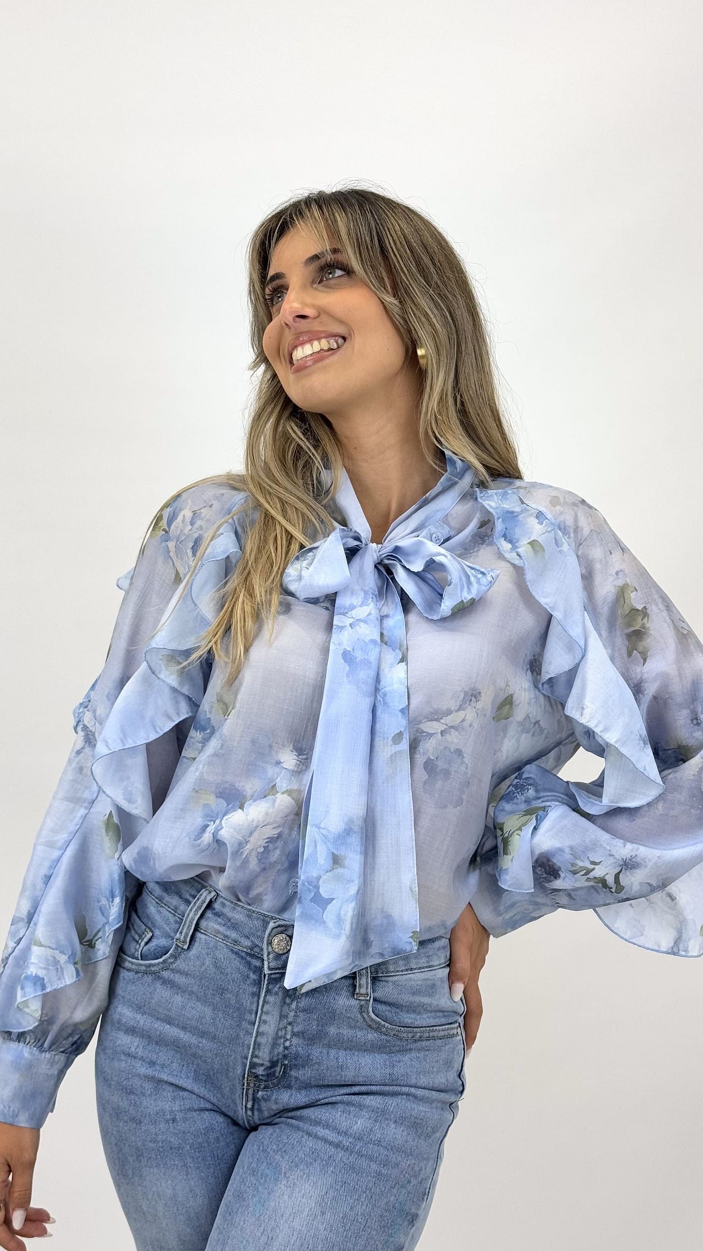 Blusa azul celeste padrão floral