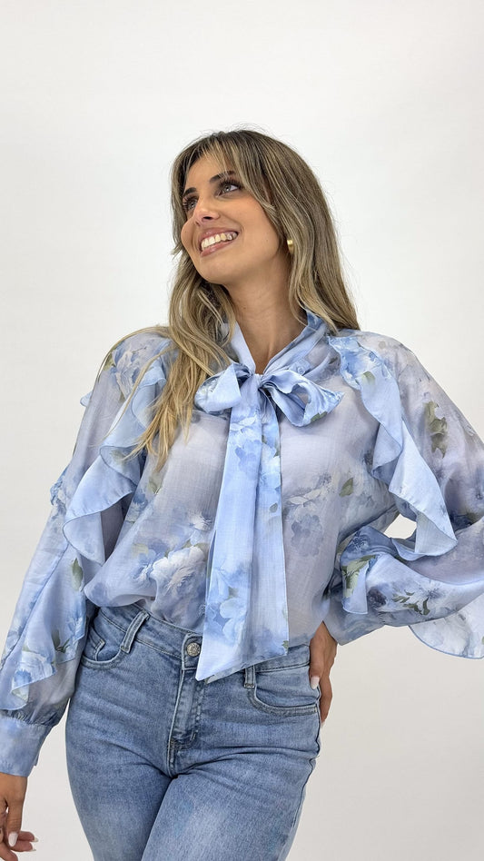 Blusa azul celeste padrão floral