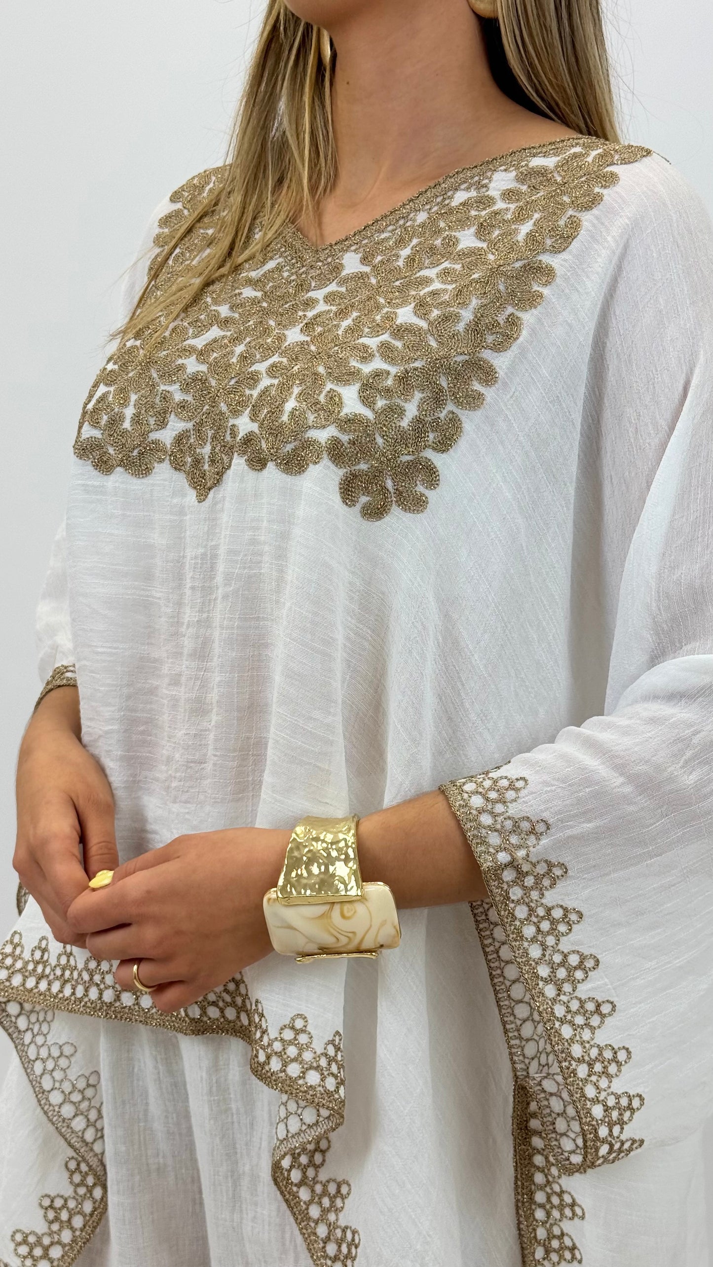 Túnica branco com bordados dourados