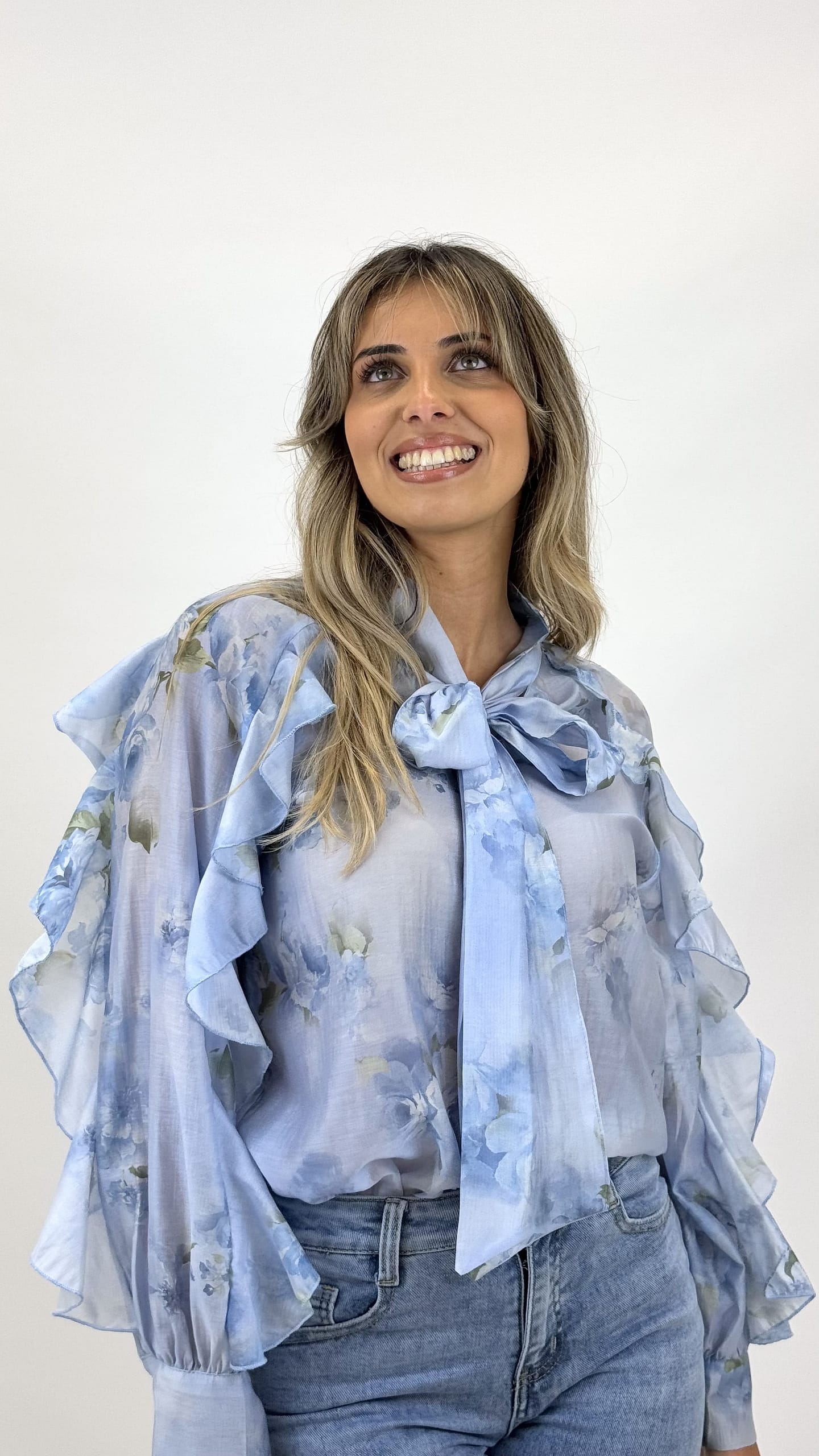 Blusa azul celeste padrão floral