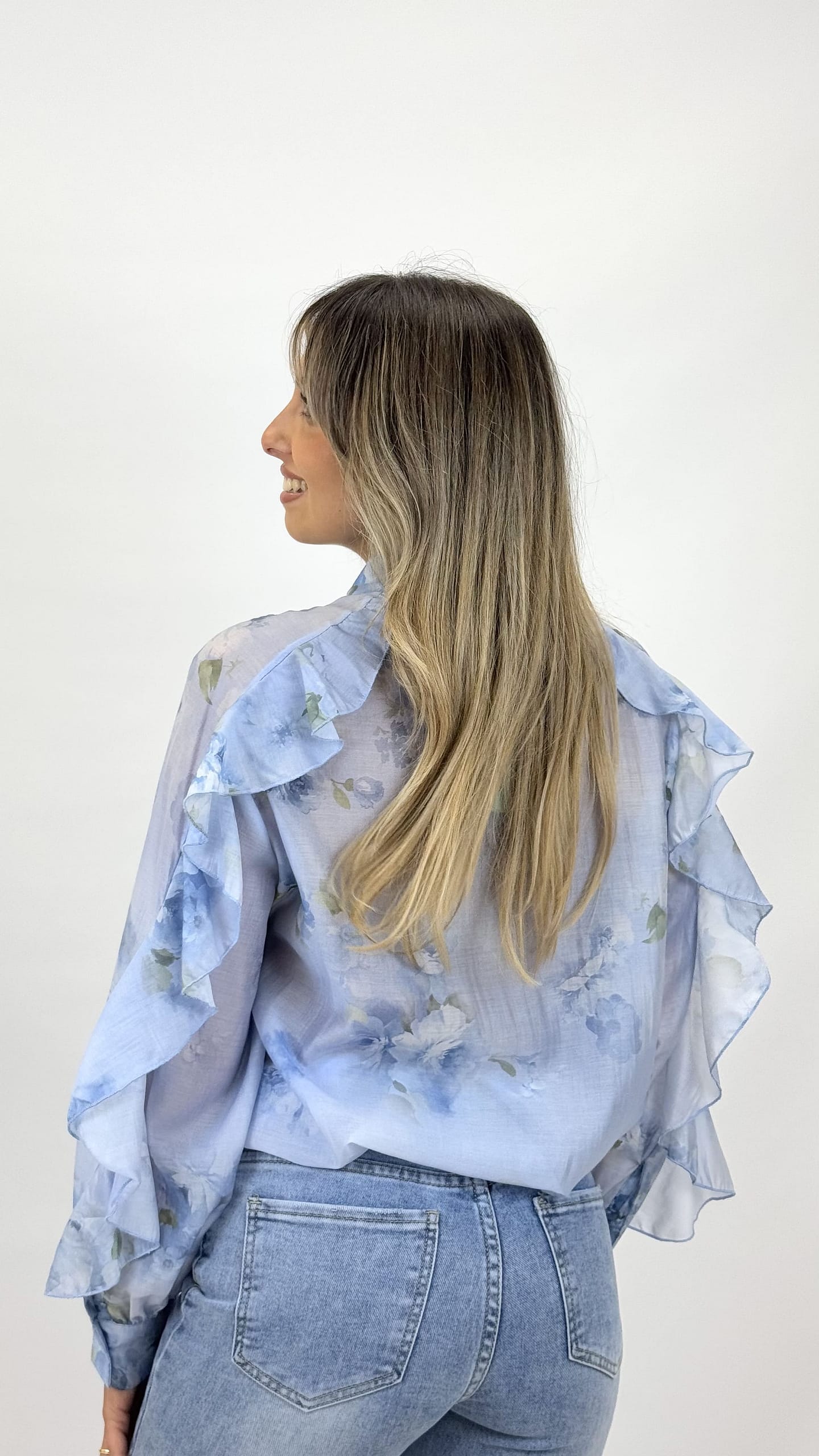 Blusa azul celeste padrão floral