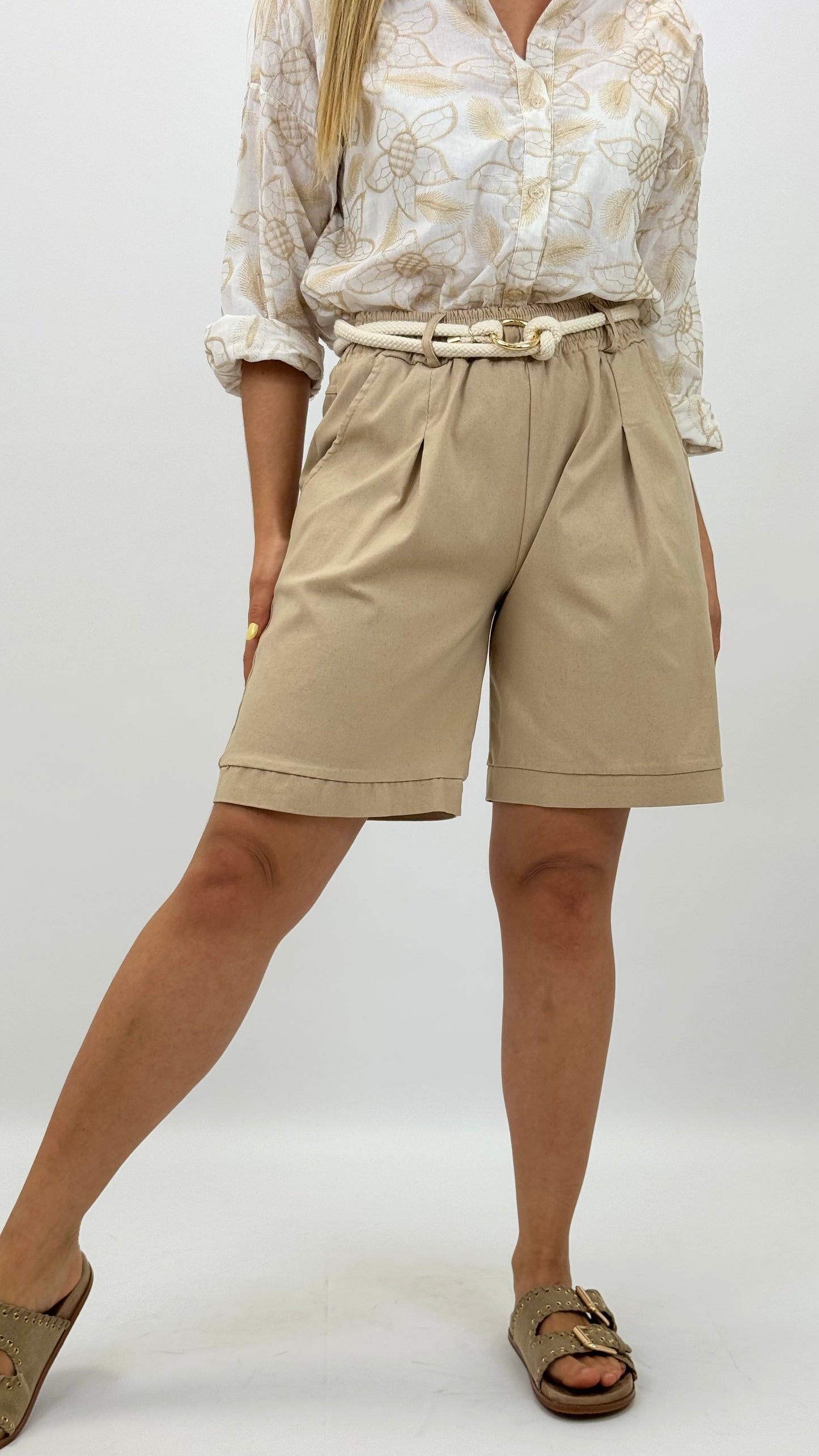 Bermudas bege com cinto corda