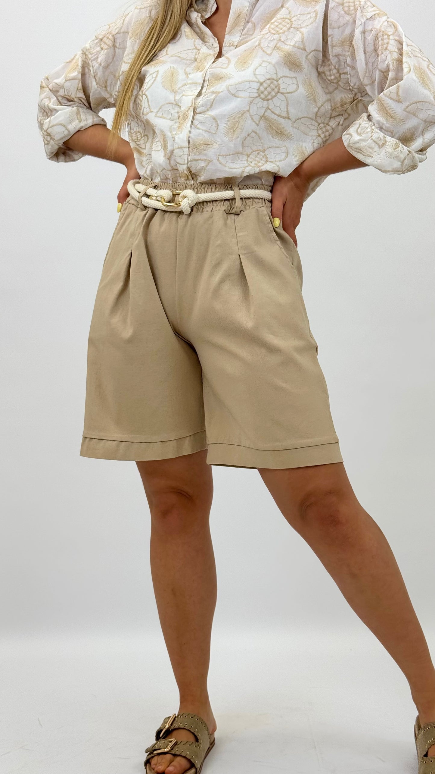 Bermudas bege com cinto corda