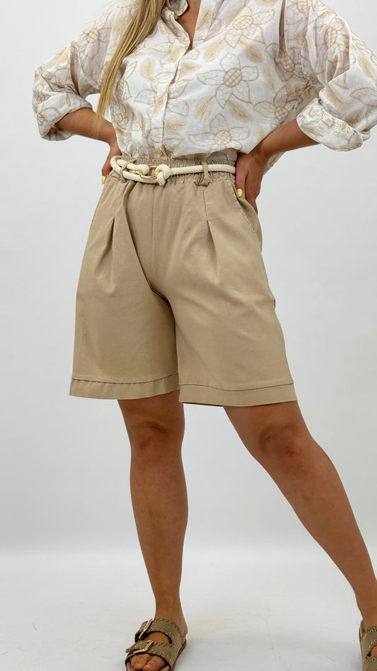 Bermudas bege com cinto corda