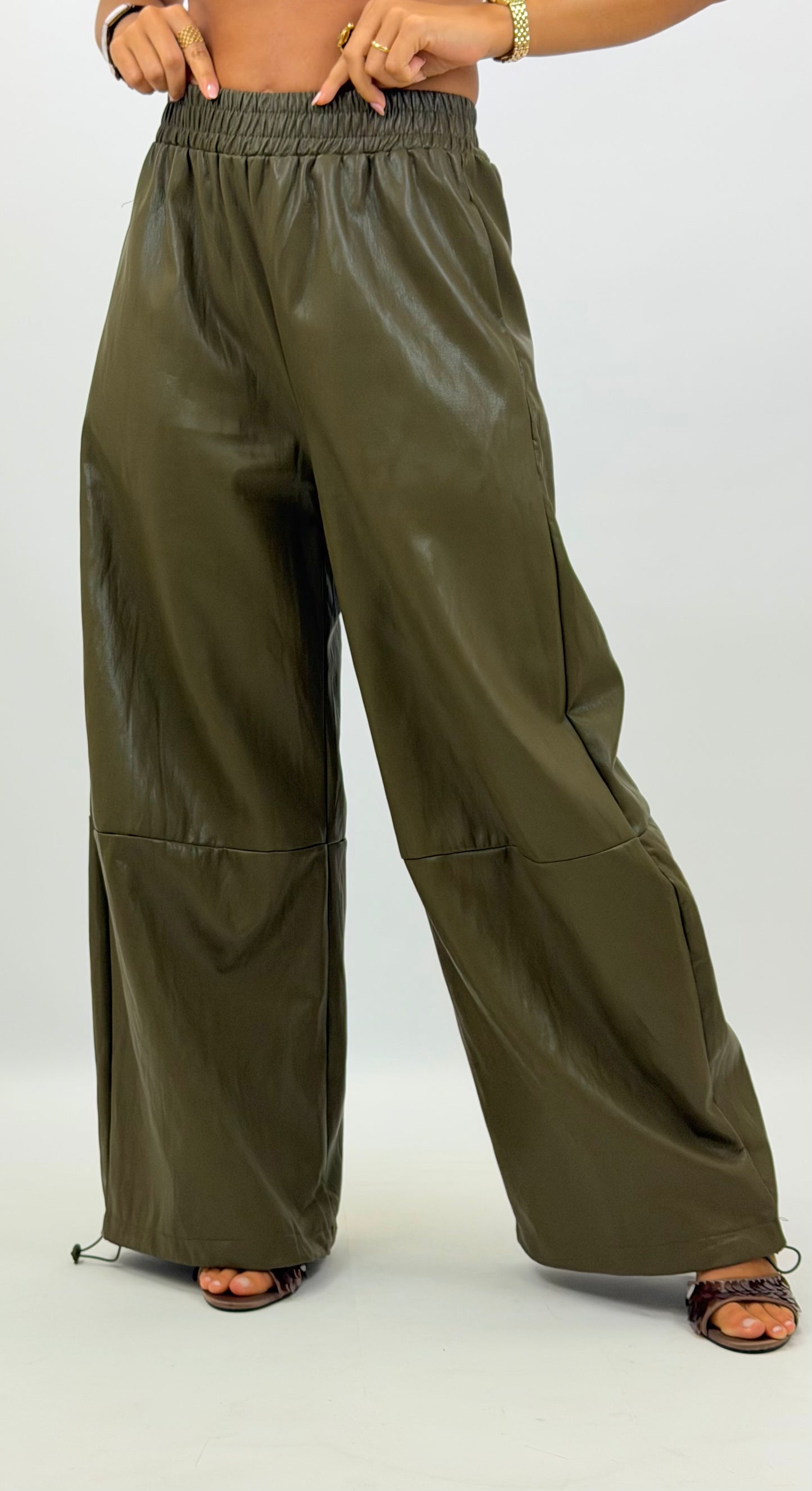 Calça estilo napa larga com elástico verde