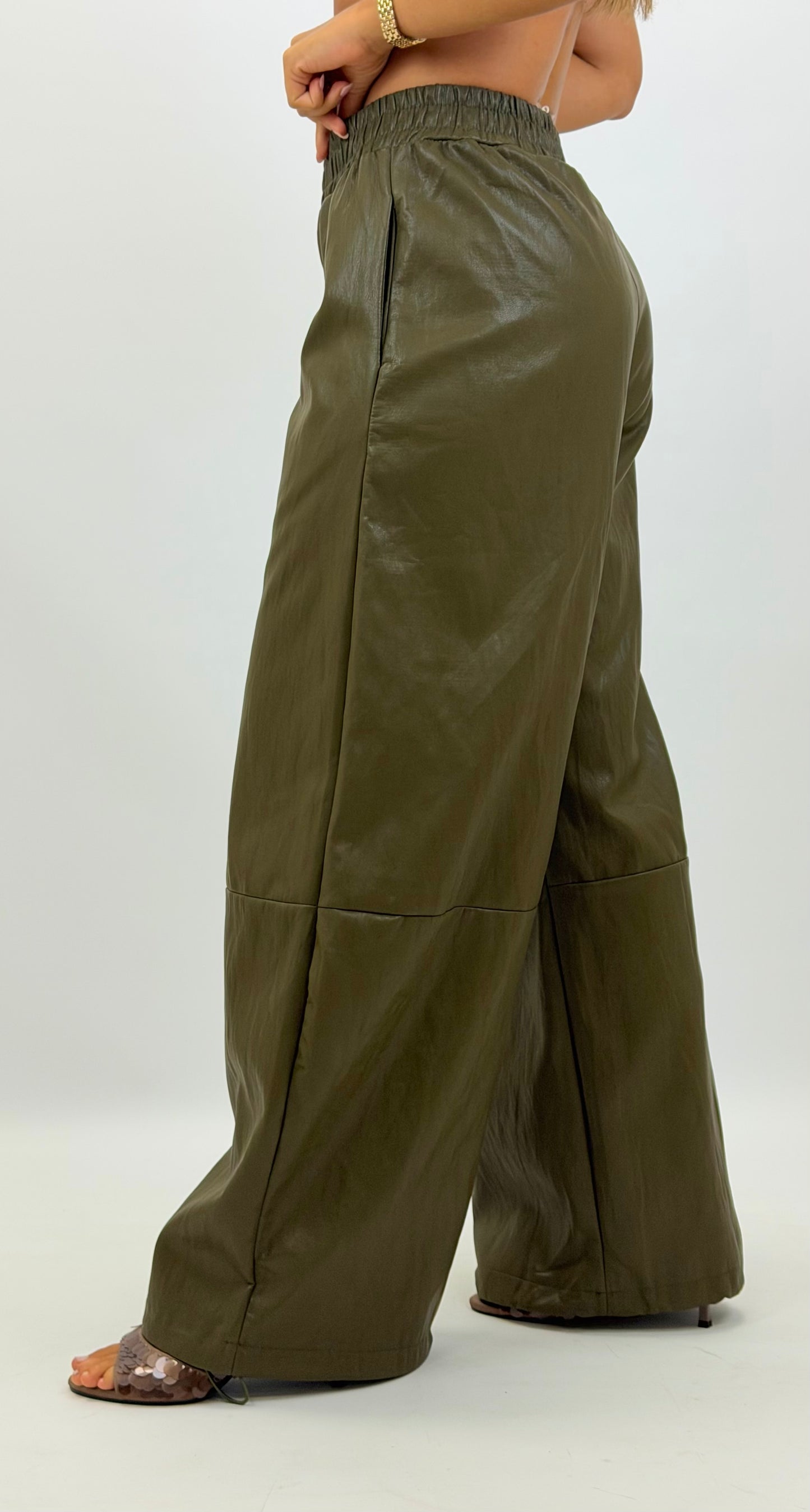 Calça estilo napa larga com elástico verde