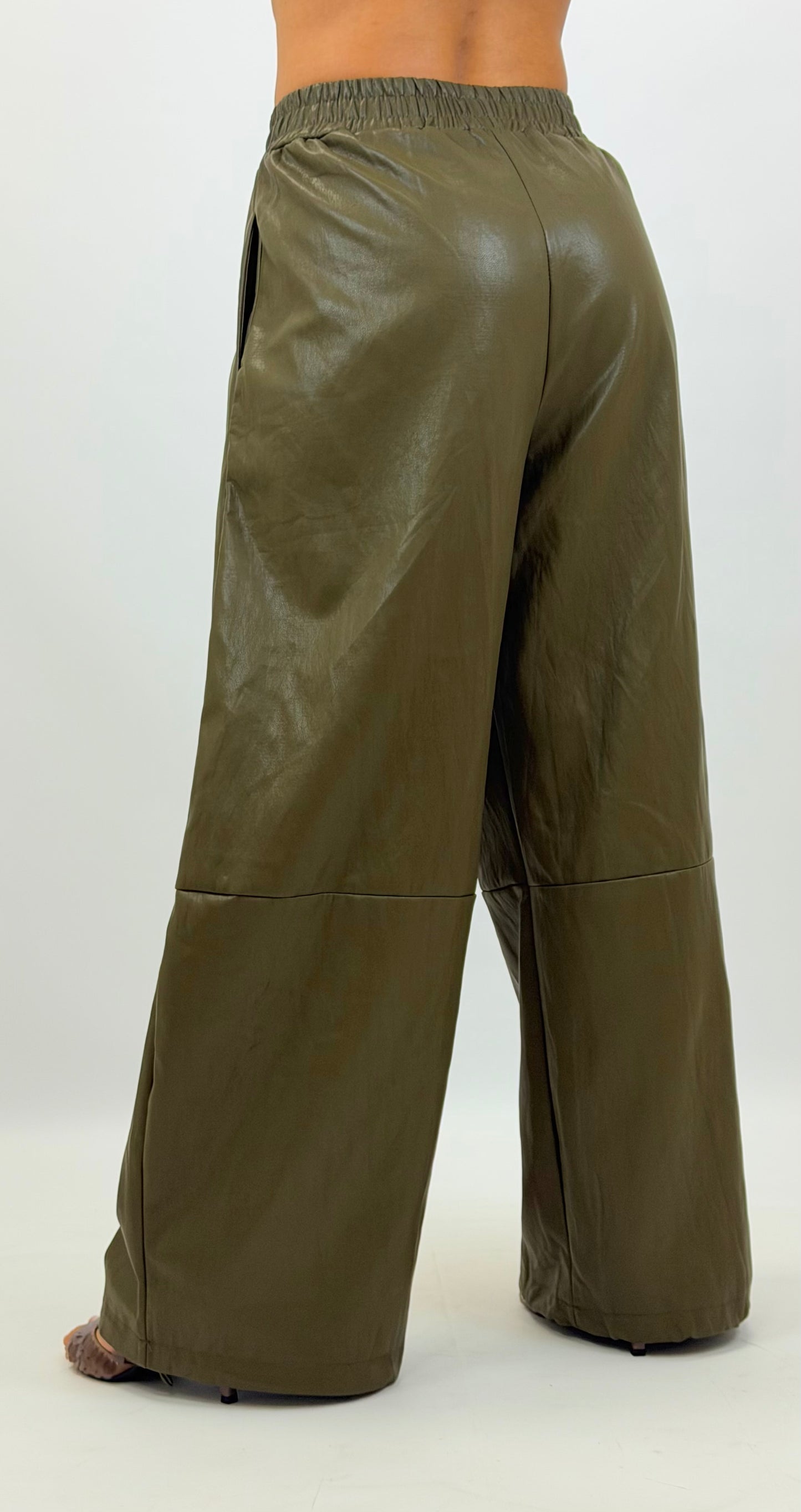 Calça estilo napa larga com elástico verde