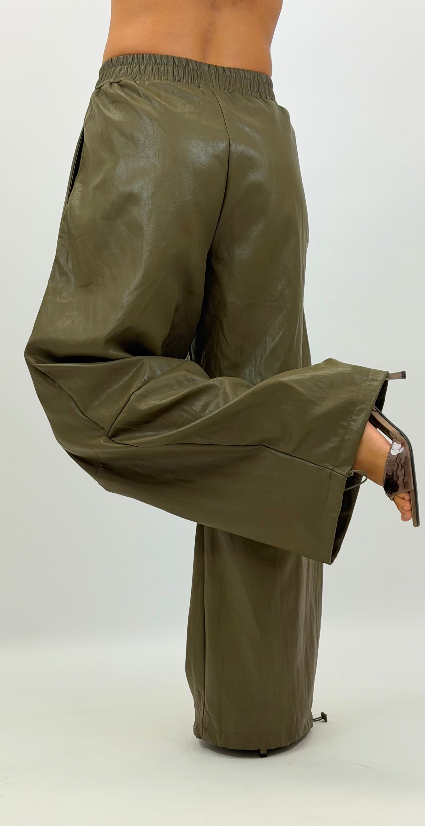 Calça estilo napa larga com elástico verde