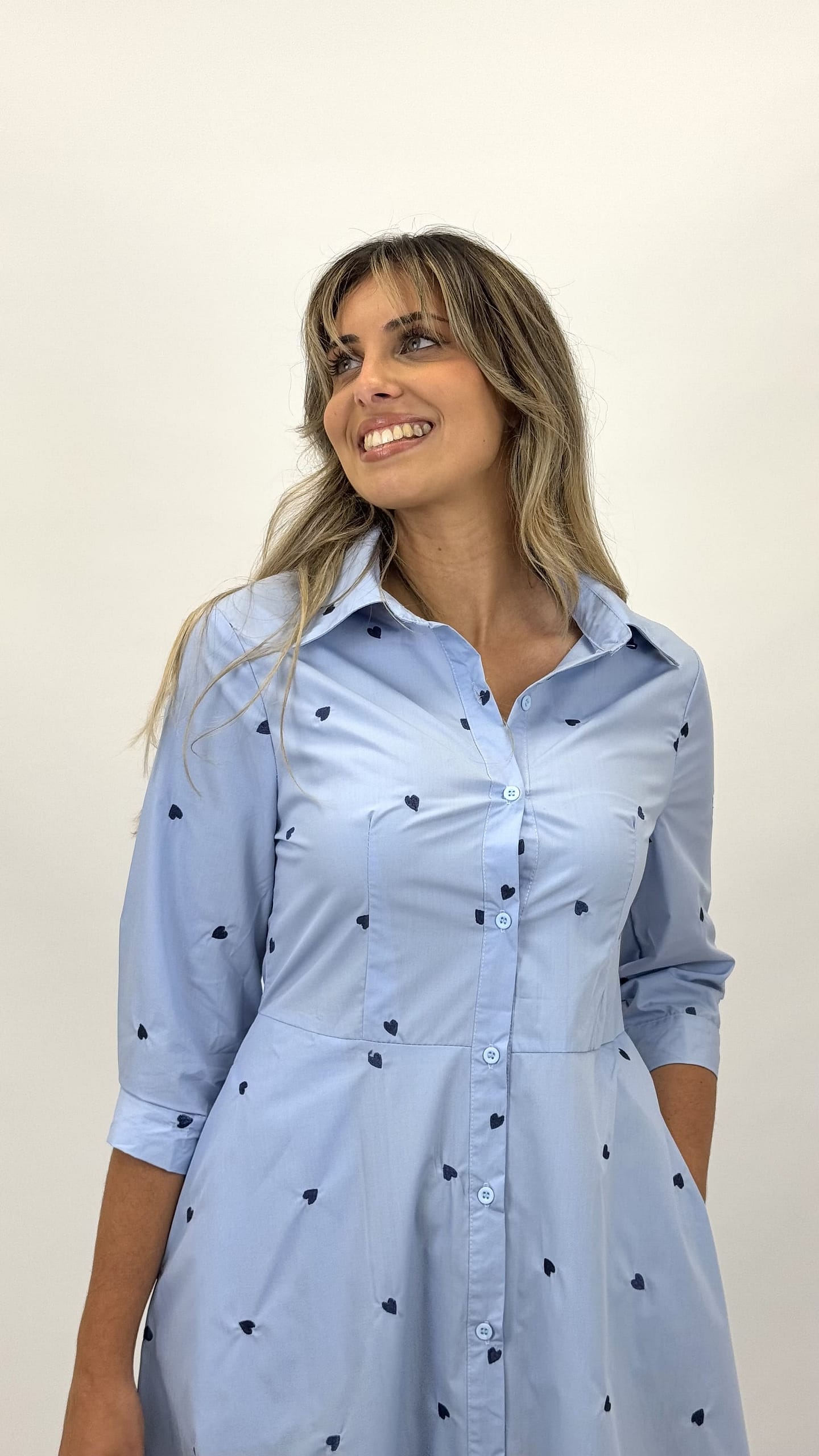 Camisa algodão azul-bebé com corações
