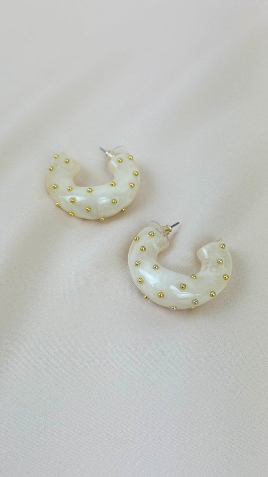 Brincos argolas acrílico pérola com pintas douradas