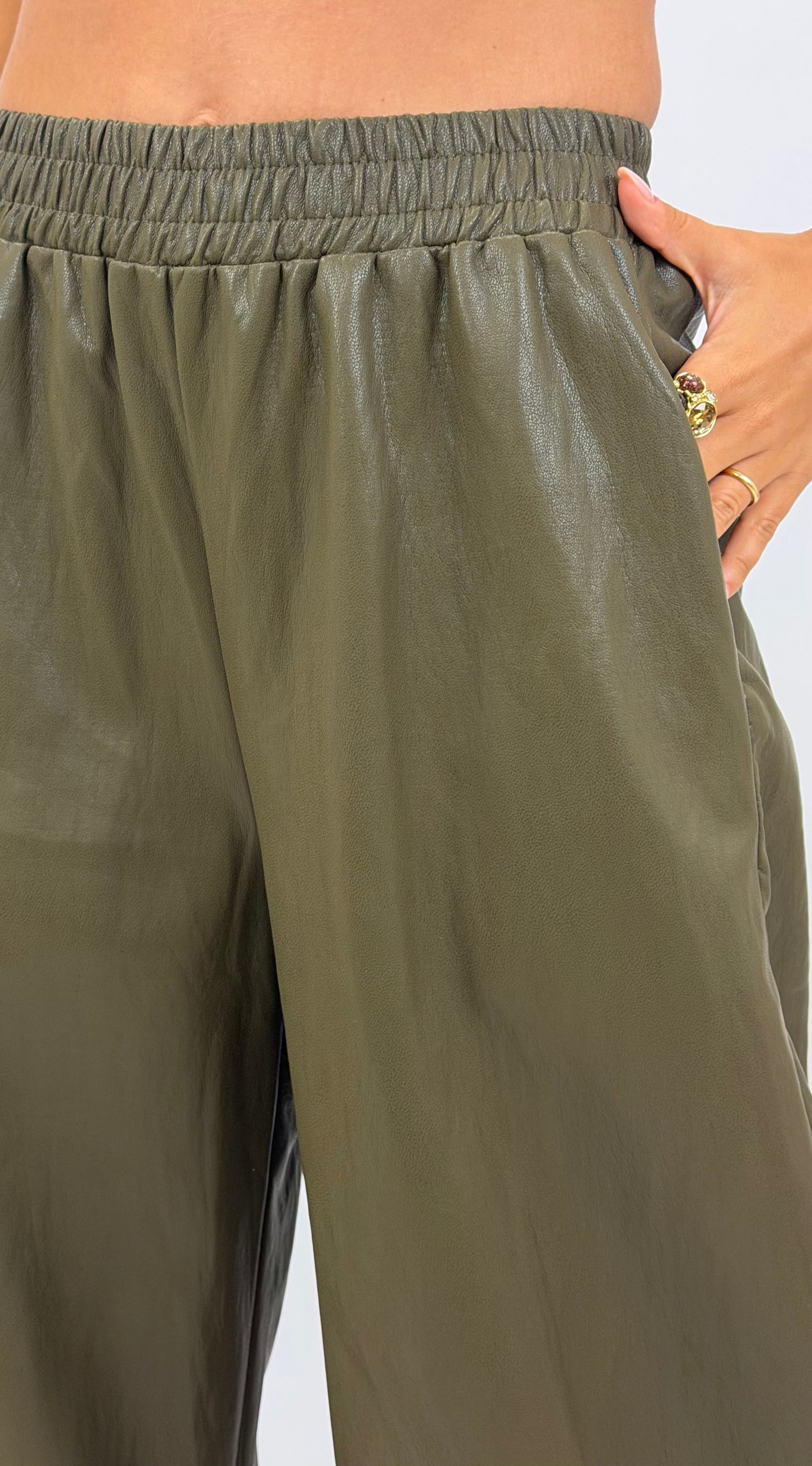 Calça estilo napa larga com elástico verde
