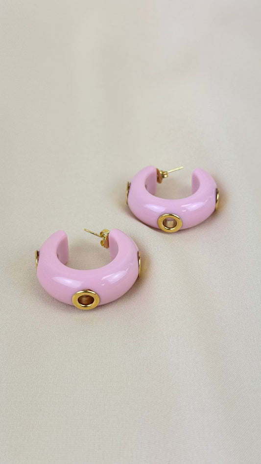 Argola pequenas em acrílico rosa com ilhós aço dourado