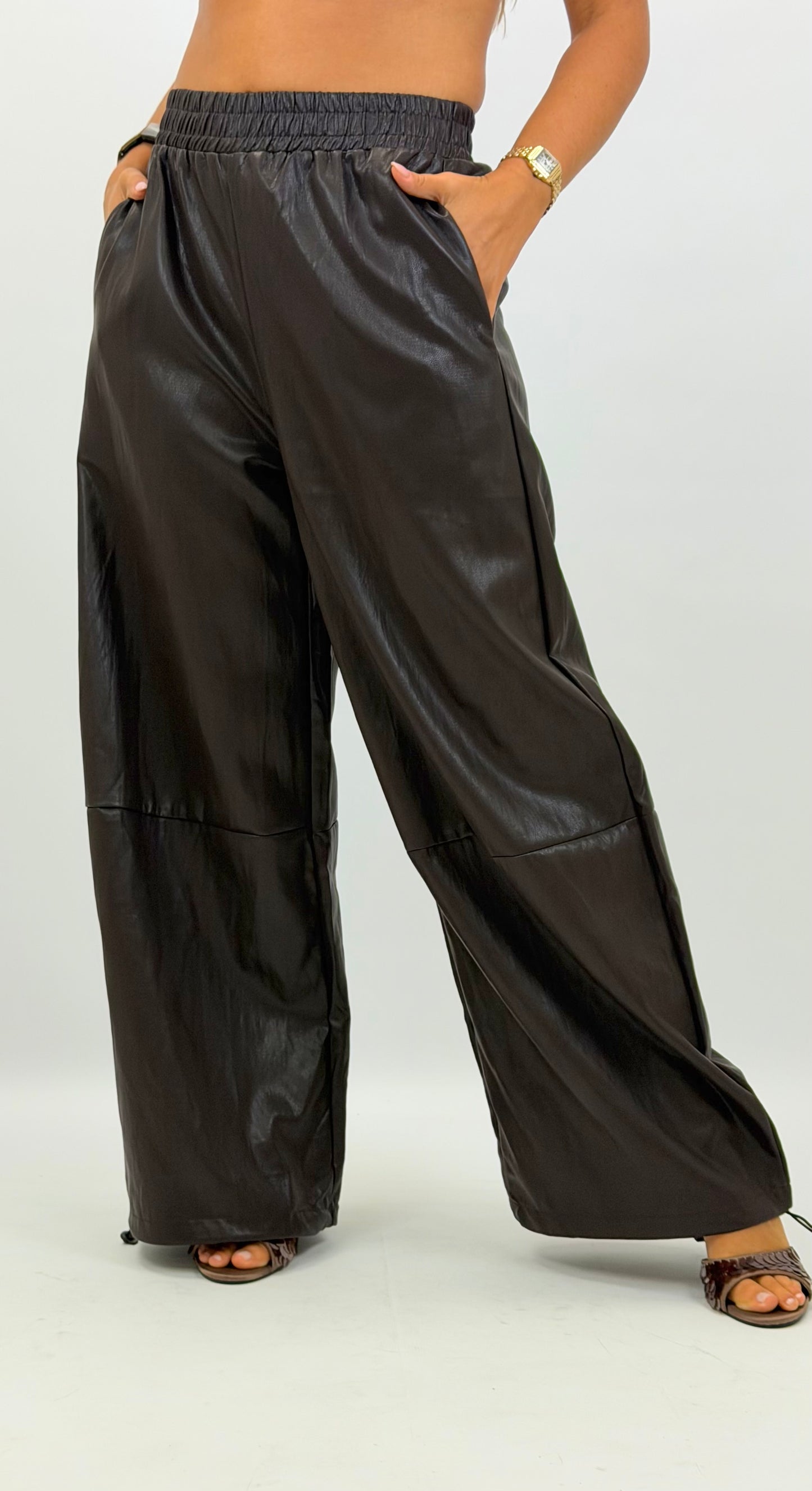 Calça estilo napa larga com elástico castanho