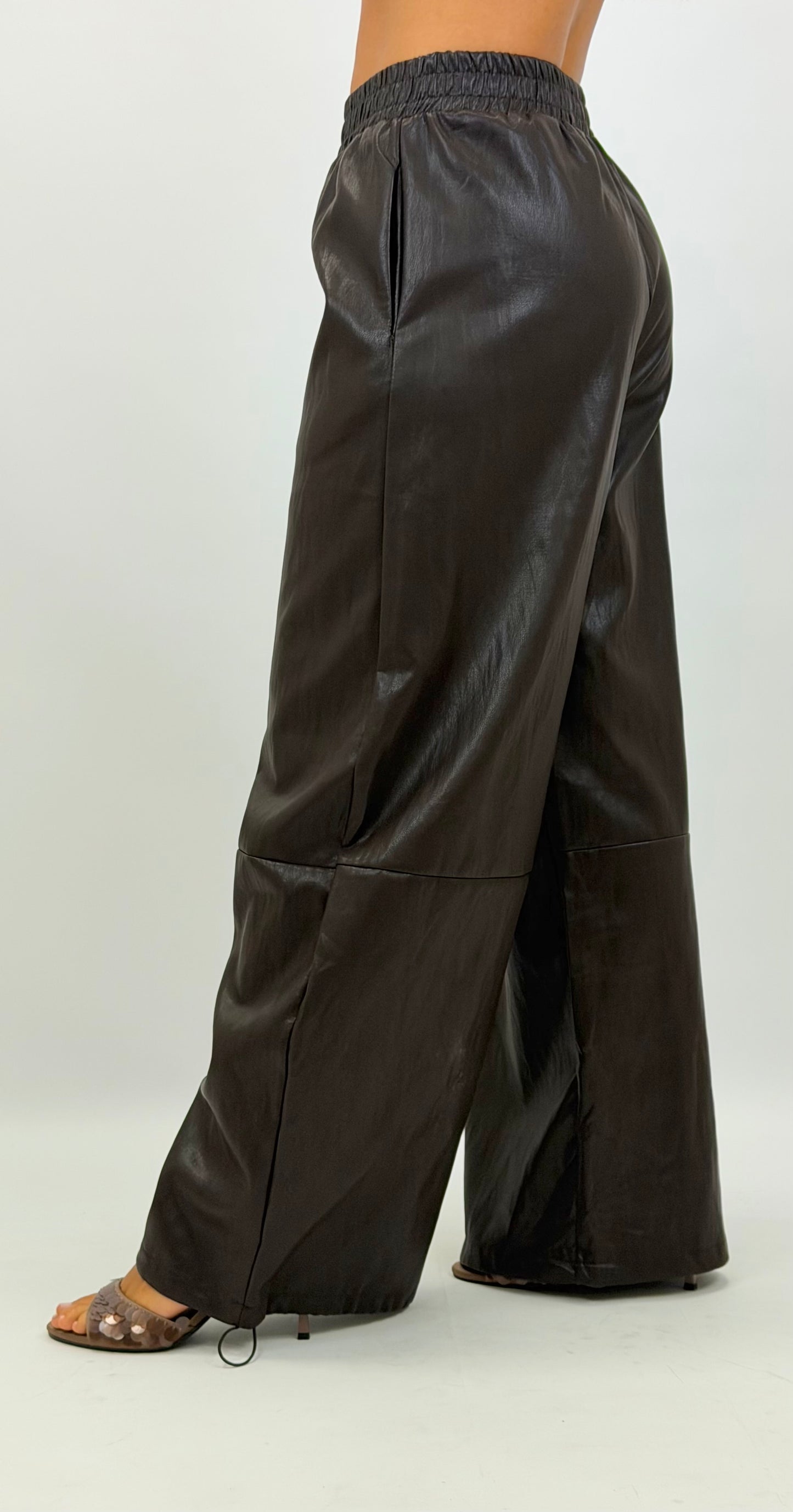 Calça estilo napa larga com elástico castanho