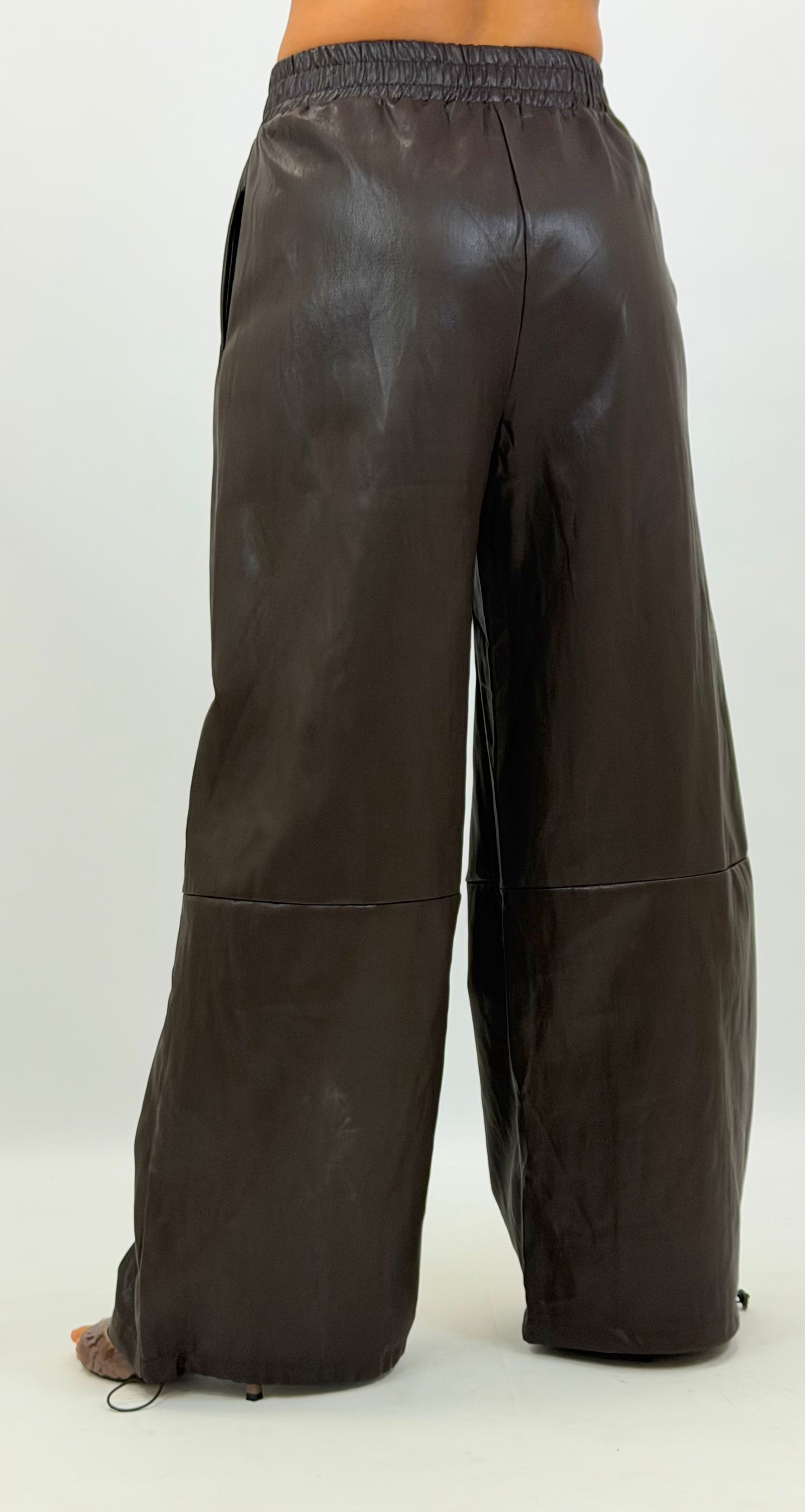 Calça estilo napa larga com elástico castanho
