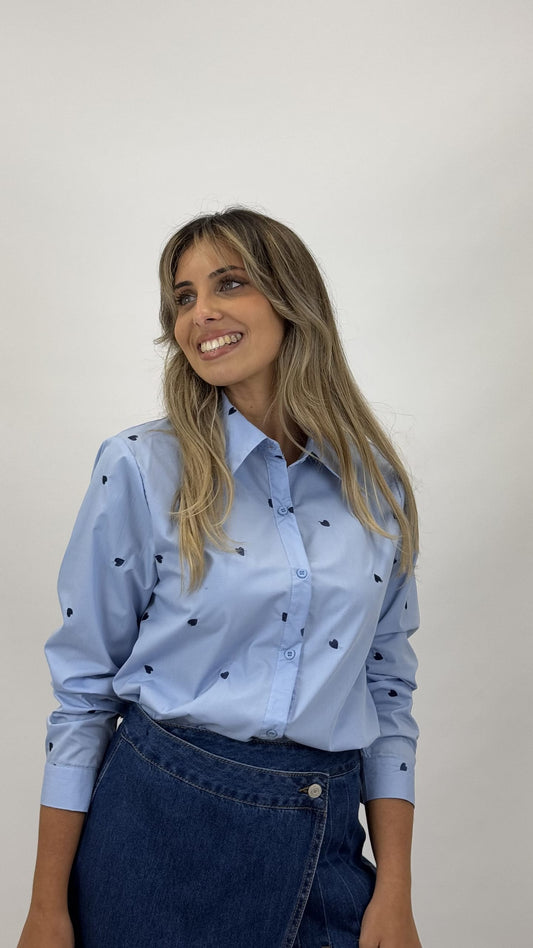 Camisa algodão azul-bebé com corações