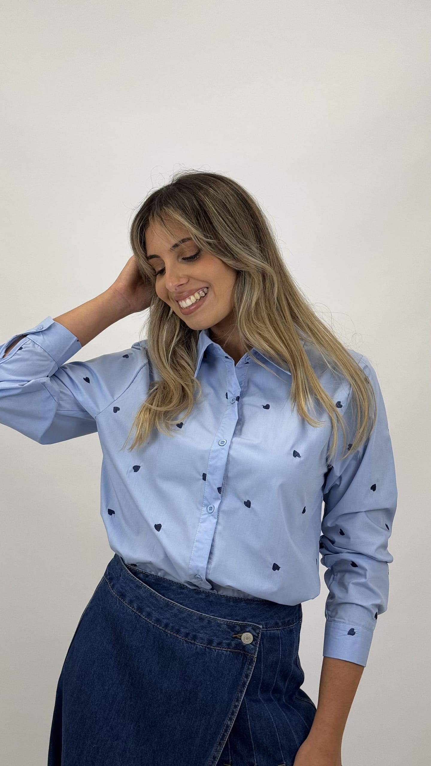 Camisa algodão azul-bebé com corações
