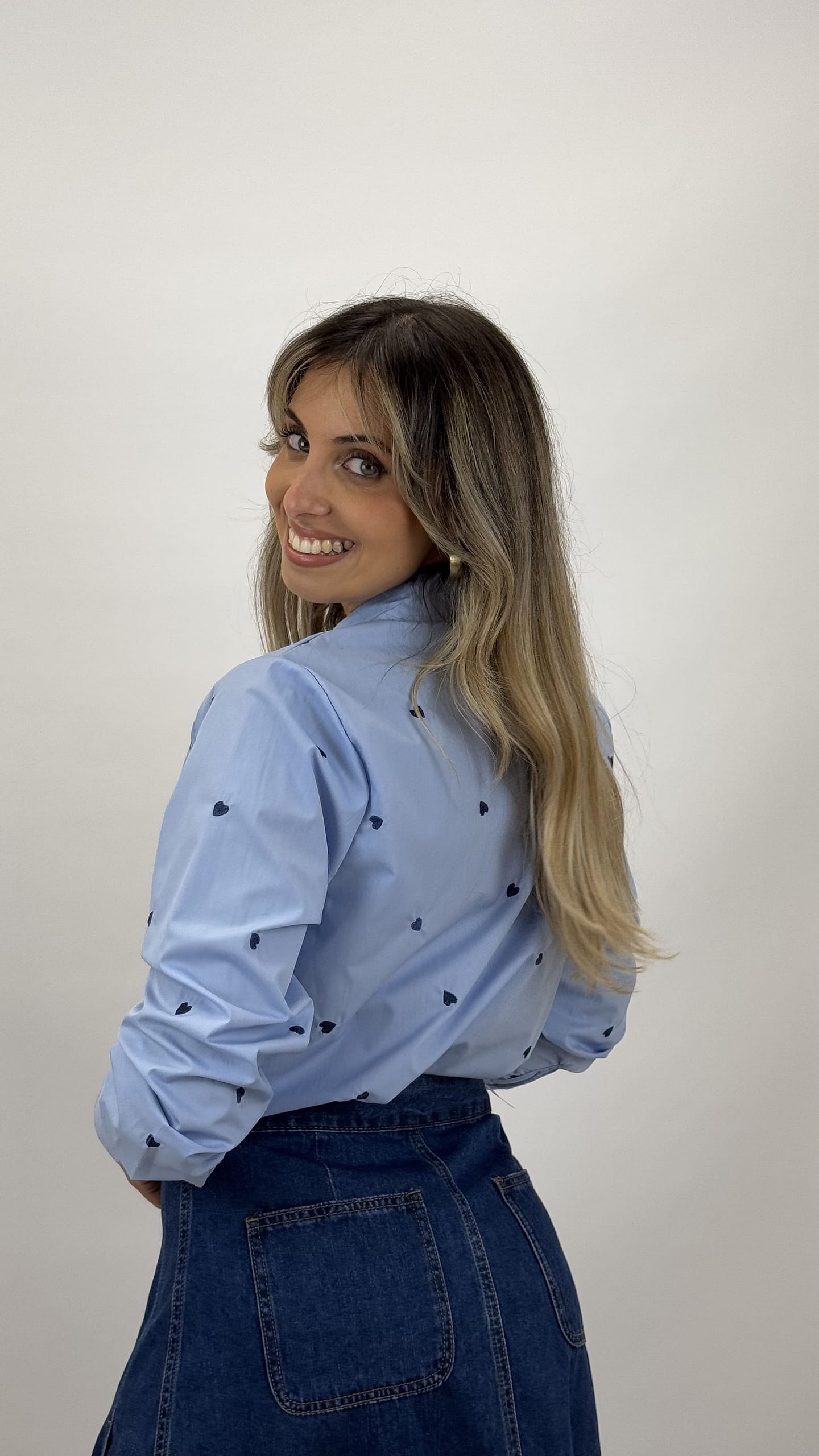 Camisa algodão azul-bebé com corações