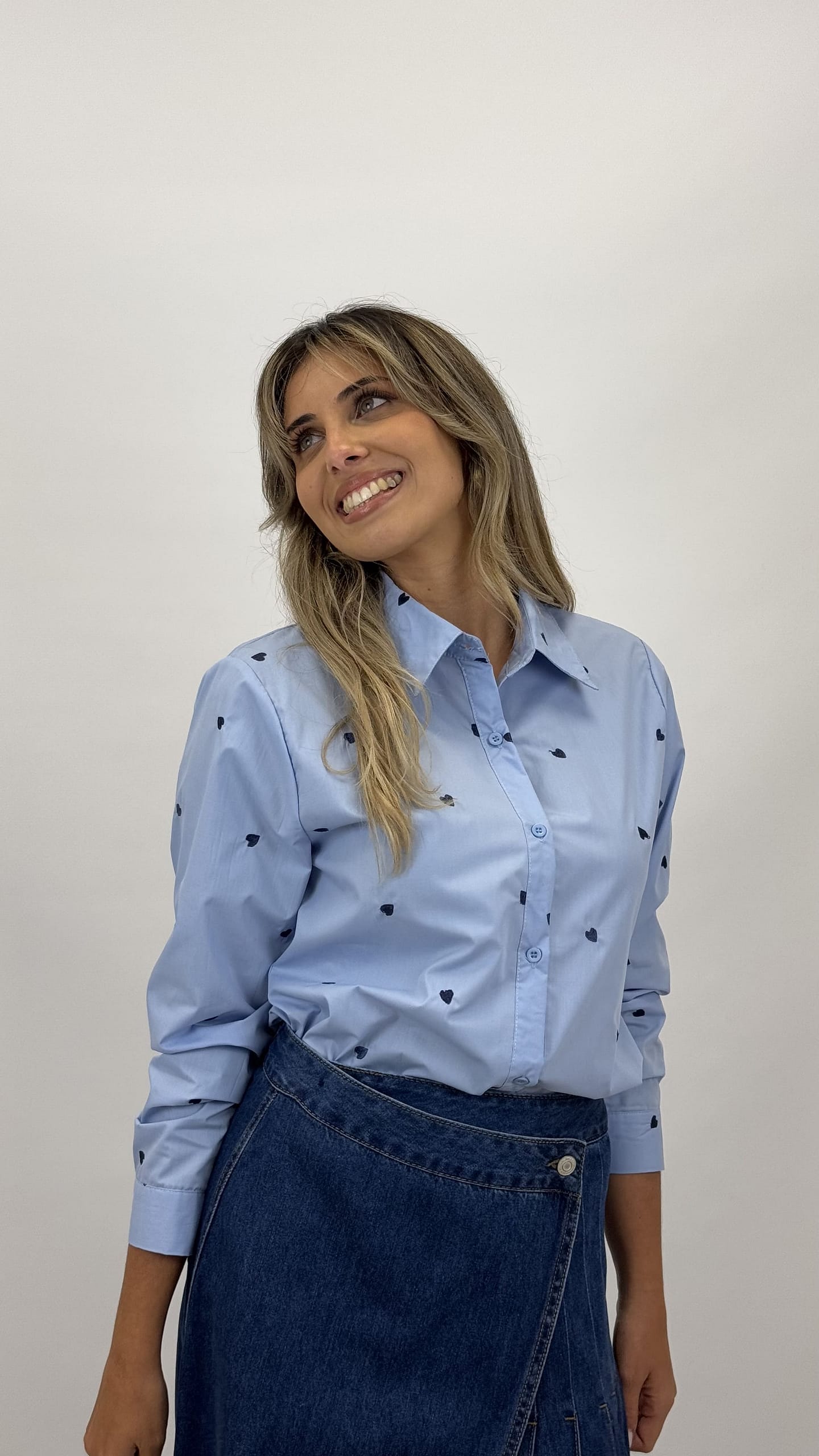 Camisa algodão azul-bebé com corações