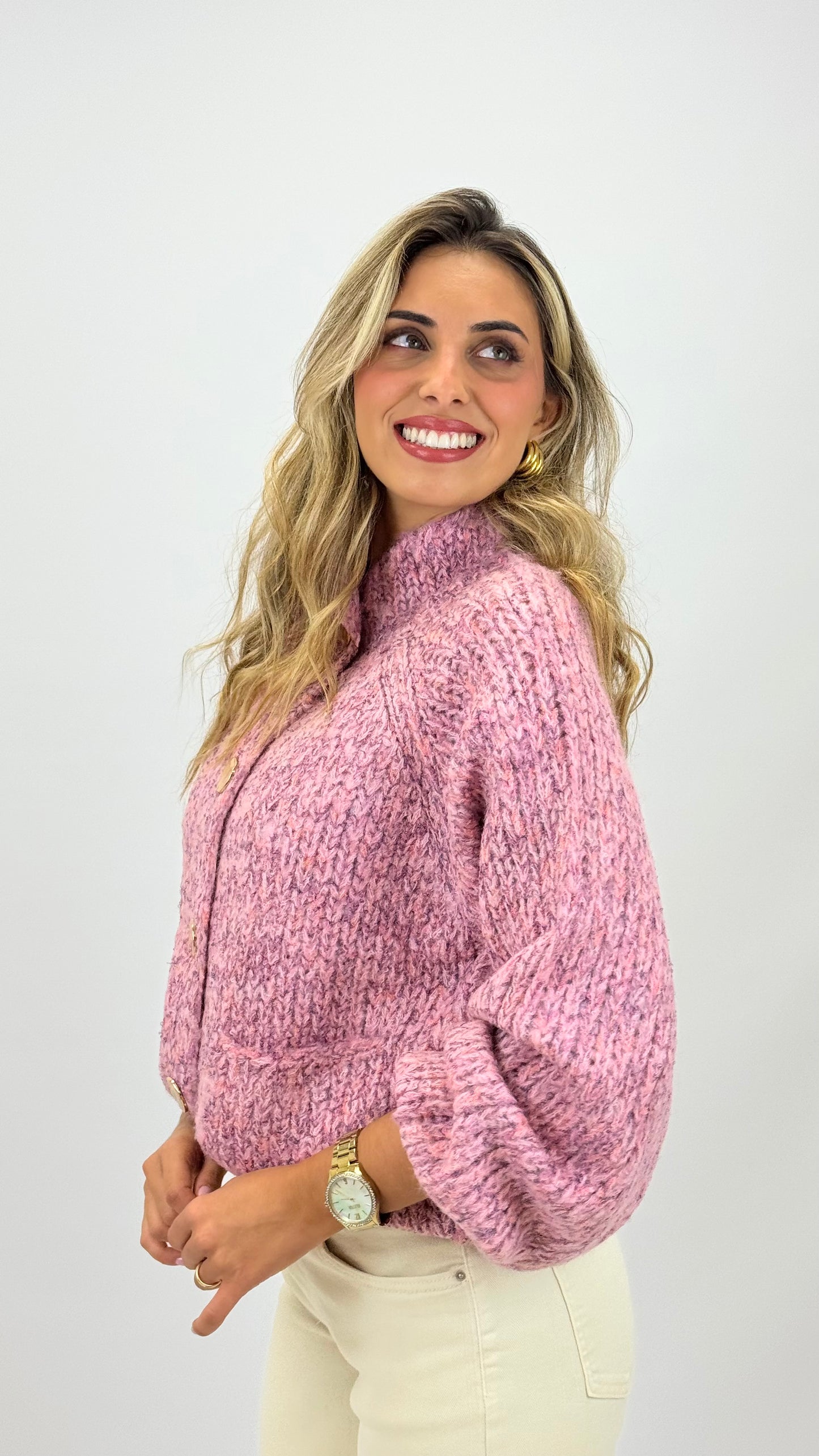 Casaco malha mesclado rosa com botões dourados